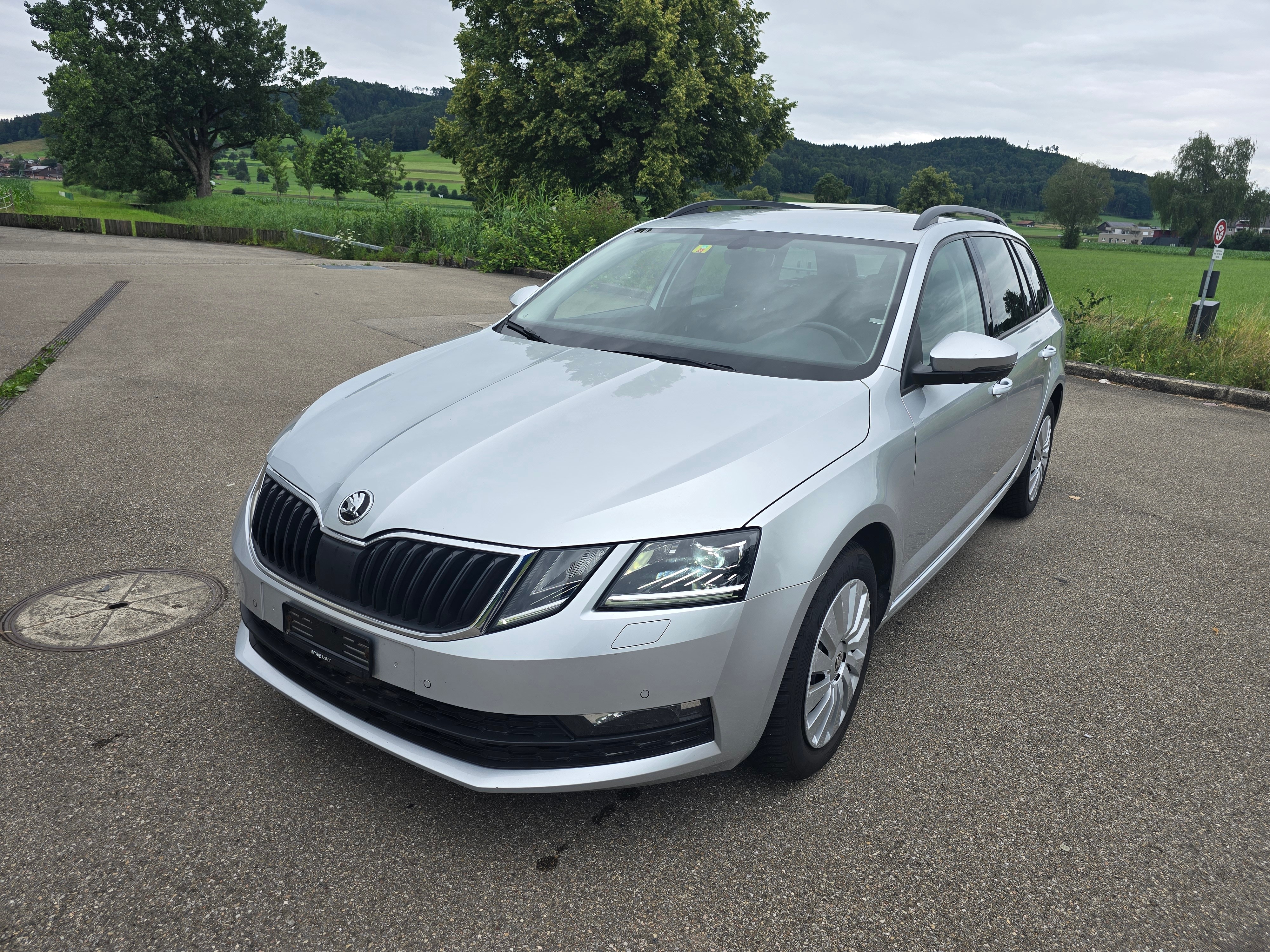 SKODA Octavia Combi 2.0 TDI Ambition DSG*Frisch ab MFK*Frisch ab Service*Automatische Distanzregelung ACC*Rückfahrkamera*Garanti