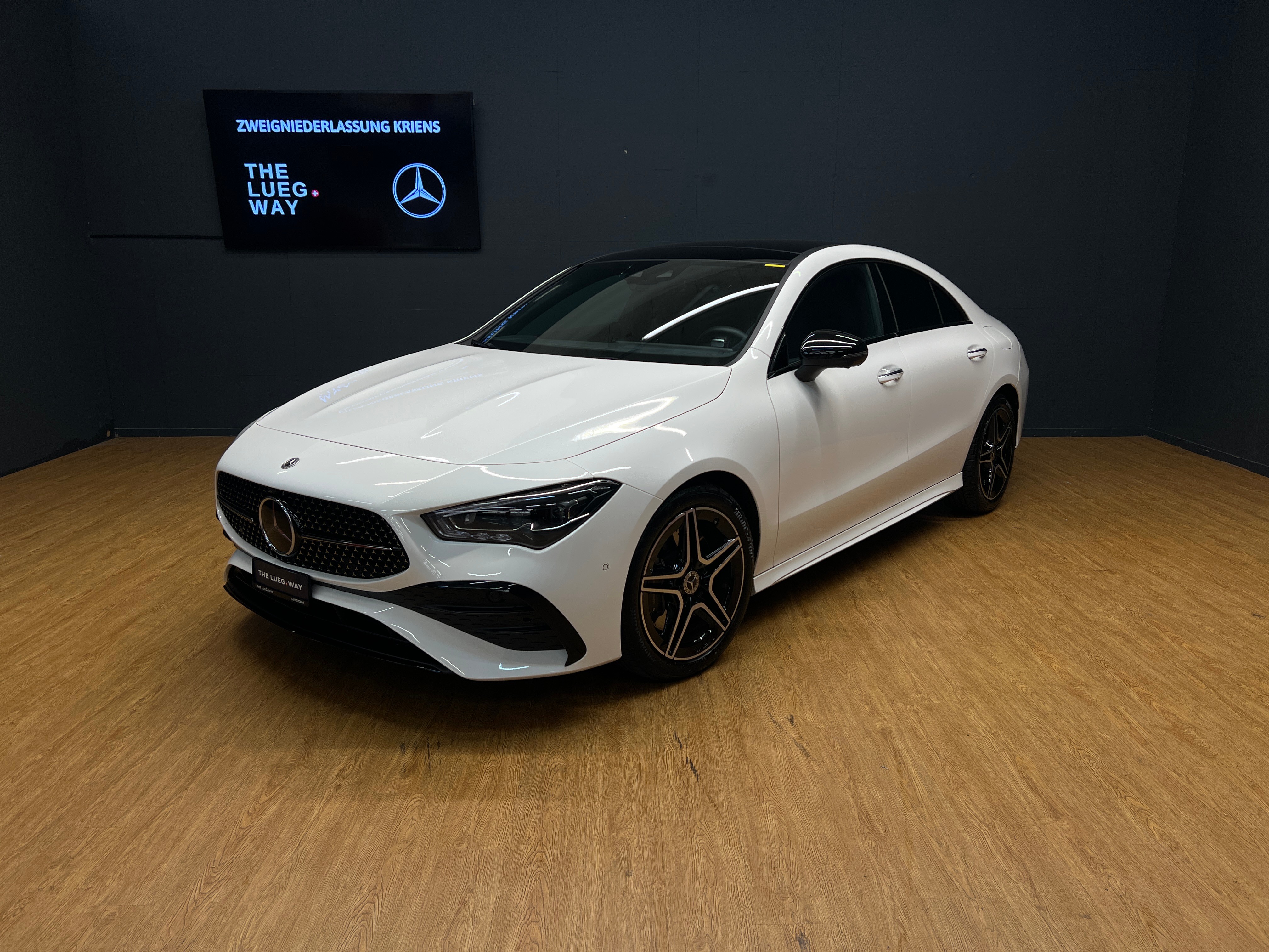 MERCEDES-BENZ CLA 250 4M - AMG / DISTRONIC / 360 Grad Kamera / Panorama-Dach / Ambiente-Licht