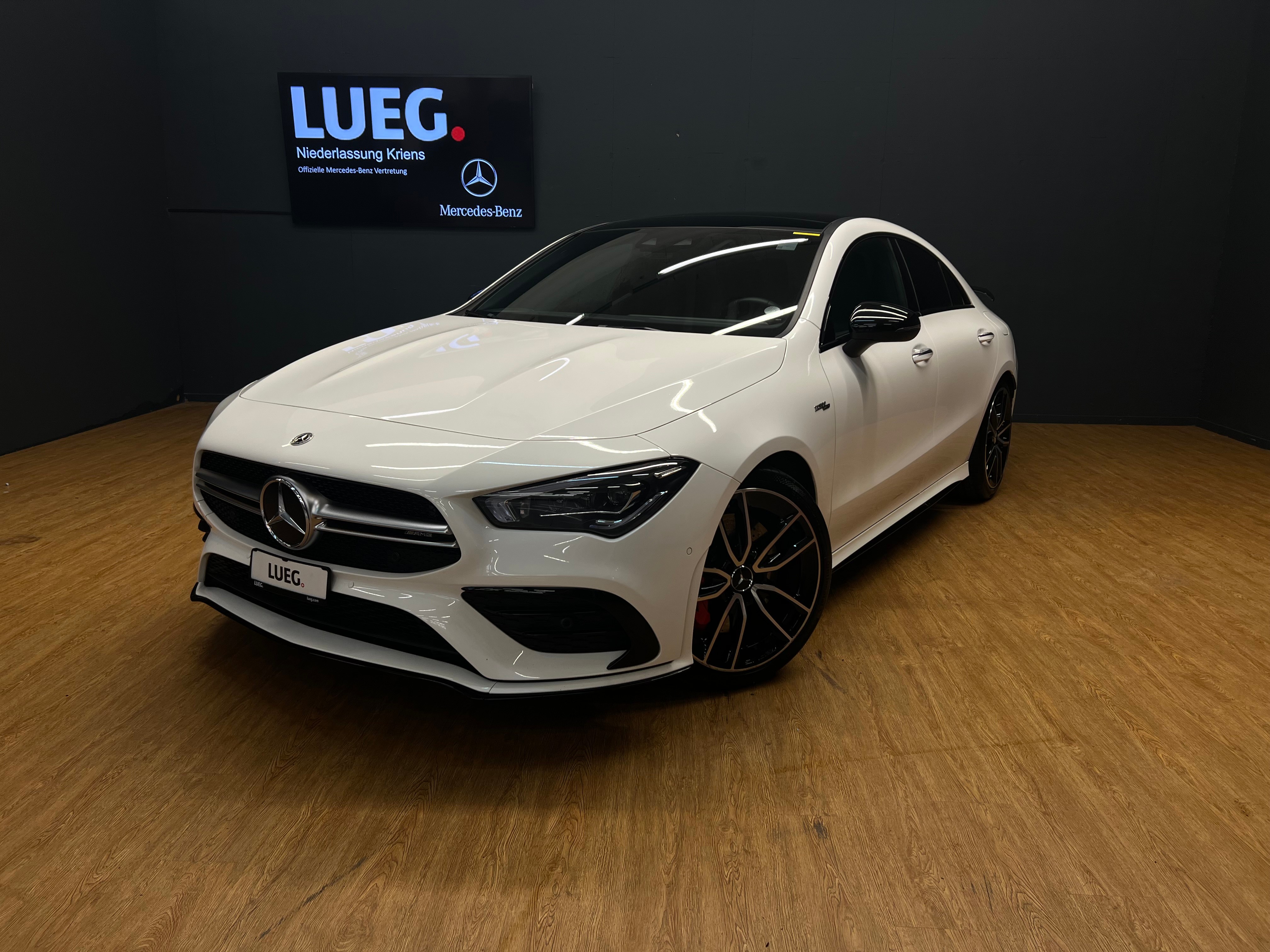 MERCEDES-BENZ CLA 35 AMG 4M - Panorama-Dach / Night-Paket / Ambiente-Licht