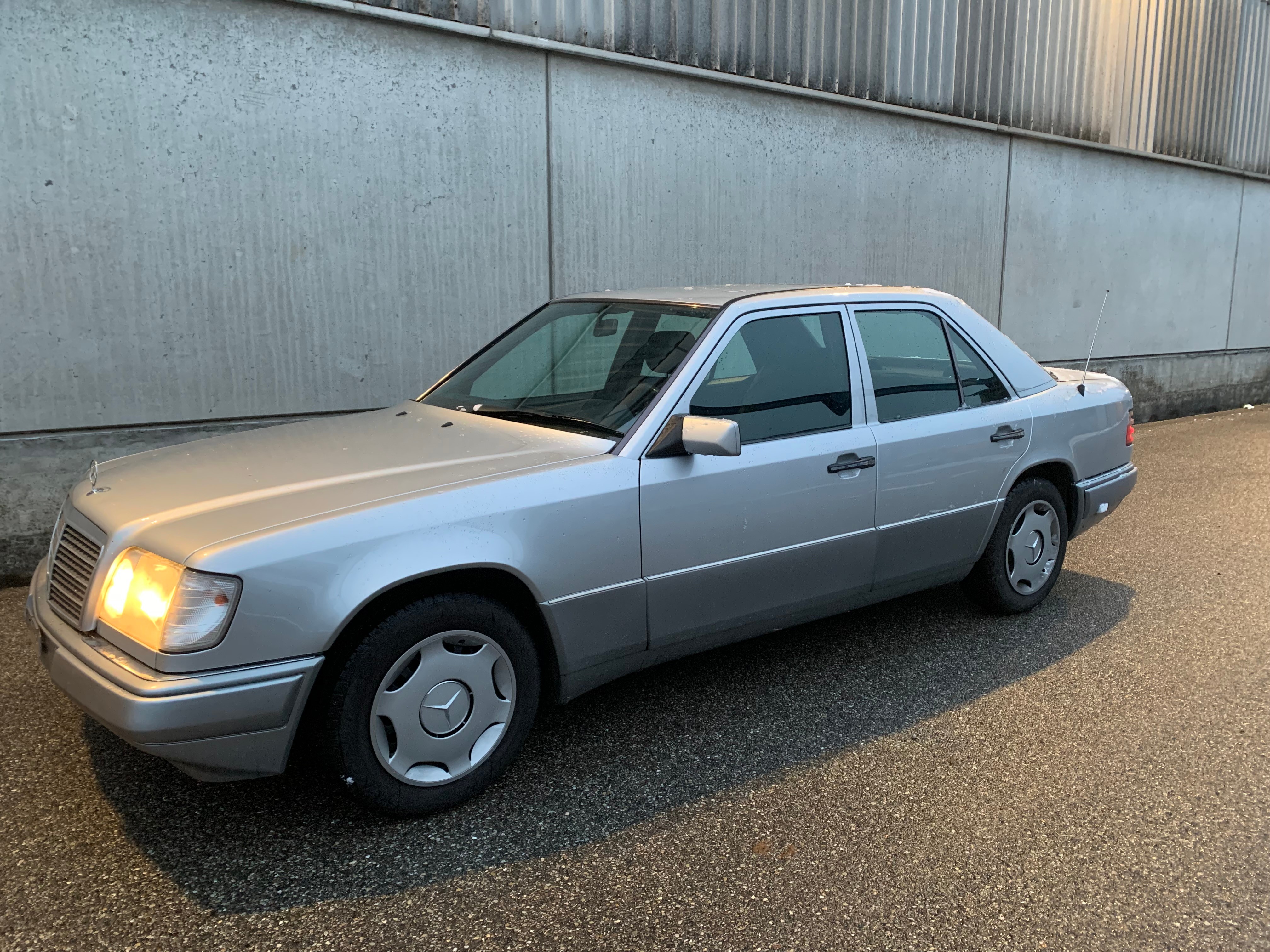 MERCEDES-BENZ E 200