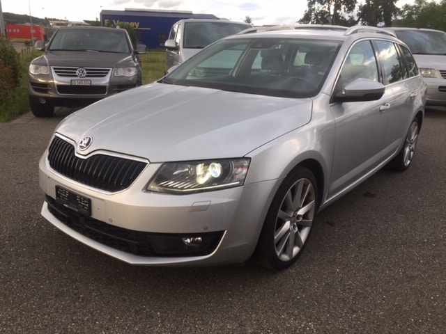 SKODA Octavia Combi 2.0 TDI Elegance DSG