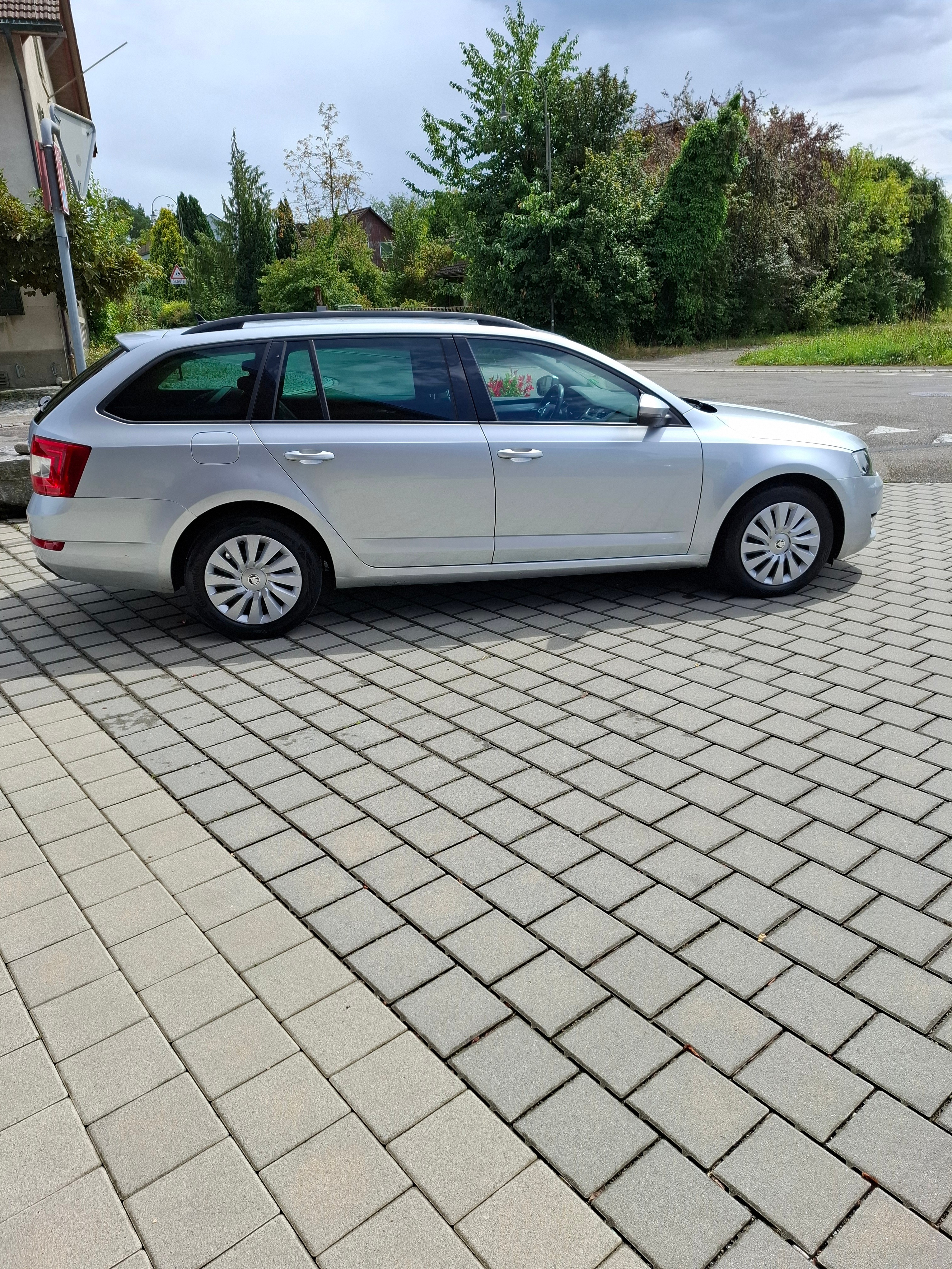 SKODA Octavia Combi 1.6 TDI 105 Ambition DSG