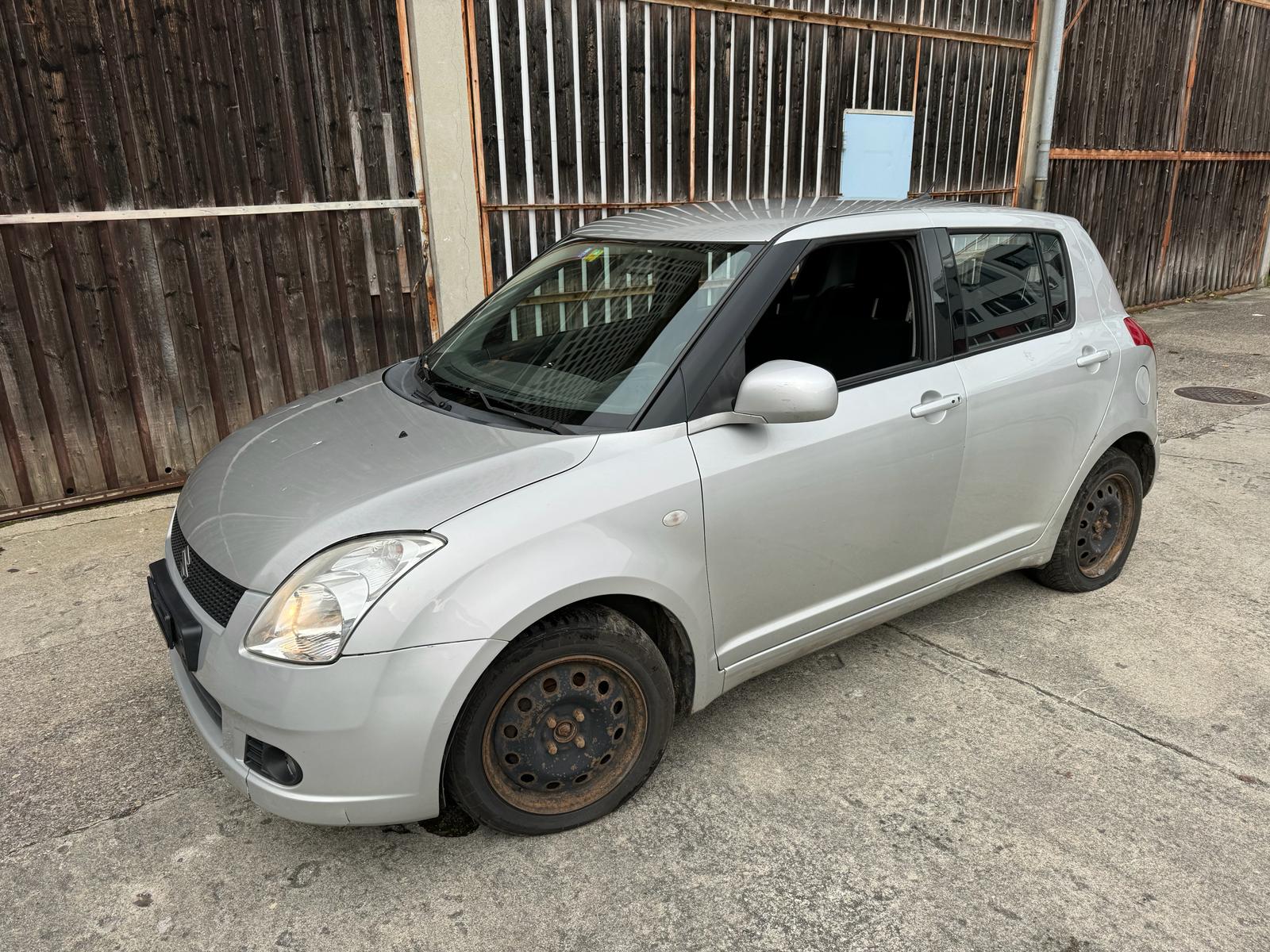 SUZUKI Swift 1.3i 16V GL Top 4x4