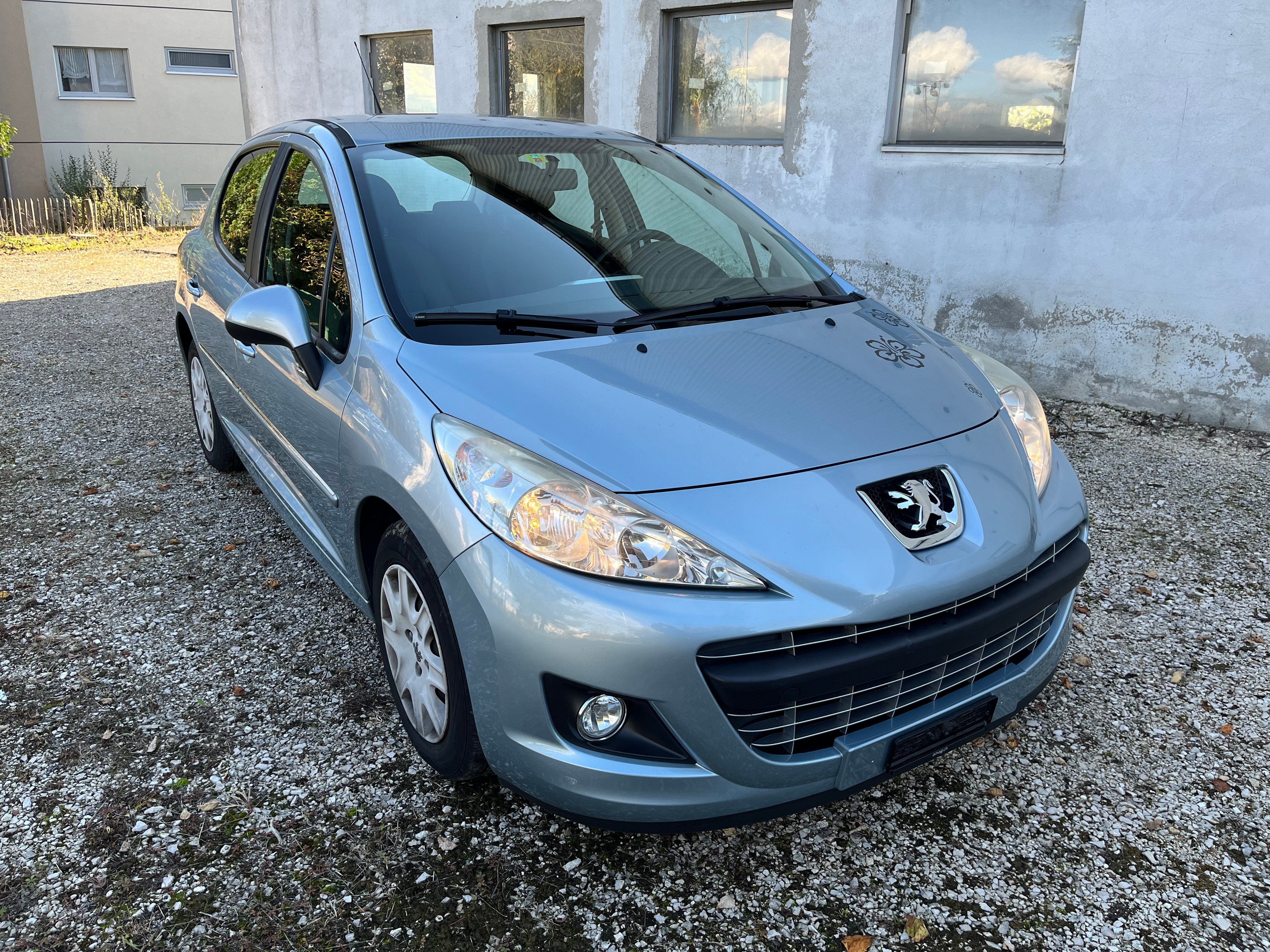 PEUGEOT 207 1.4 16V Active 95CV avec seulement 115000Kms, expertisé du jour!