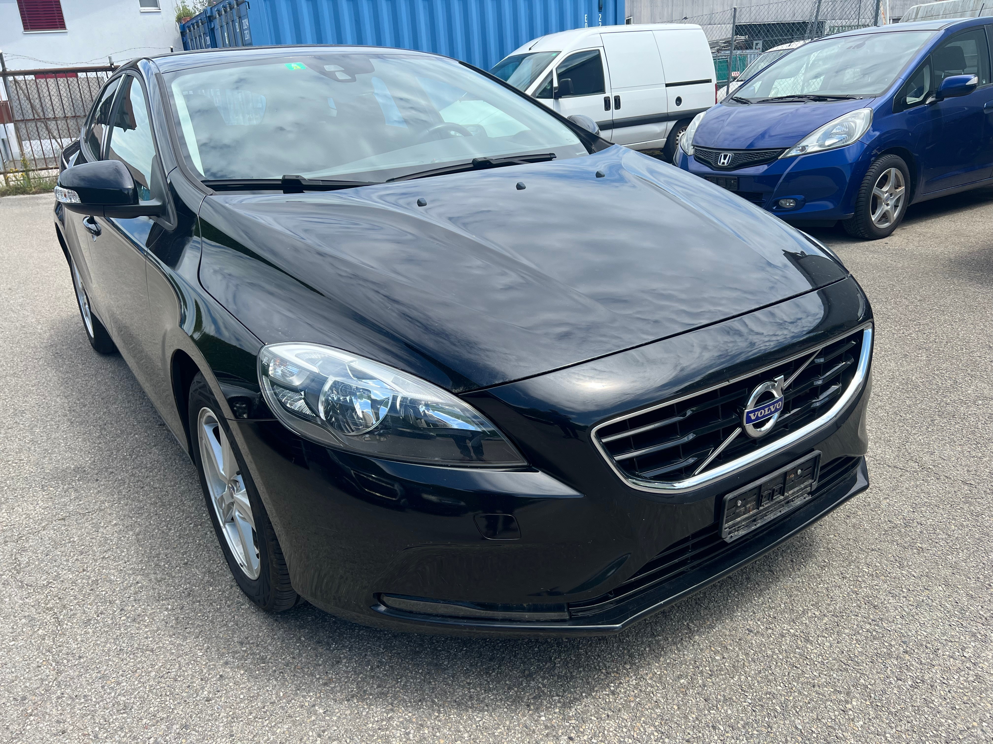 VOLVO V40 D2