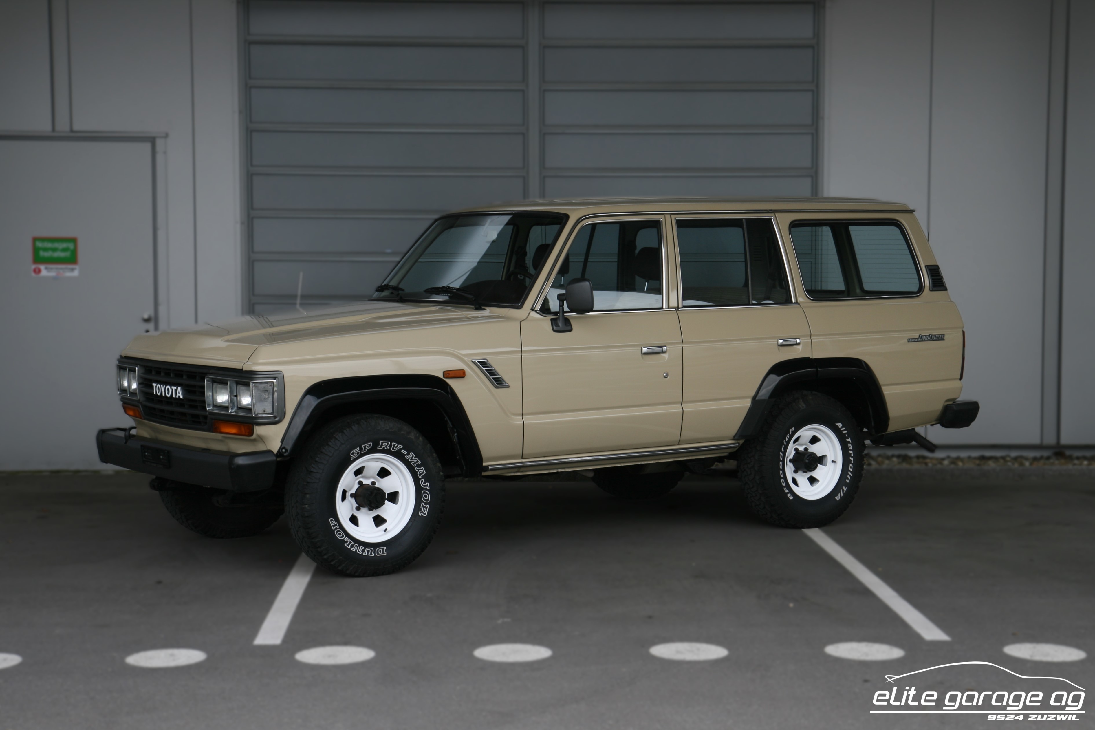 TOYOTA Land Cruiser FJ 62 LG-PNEW Station G