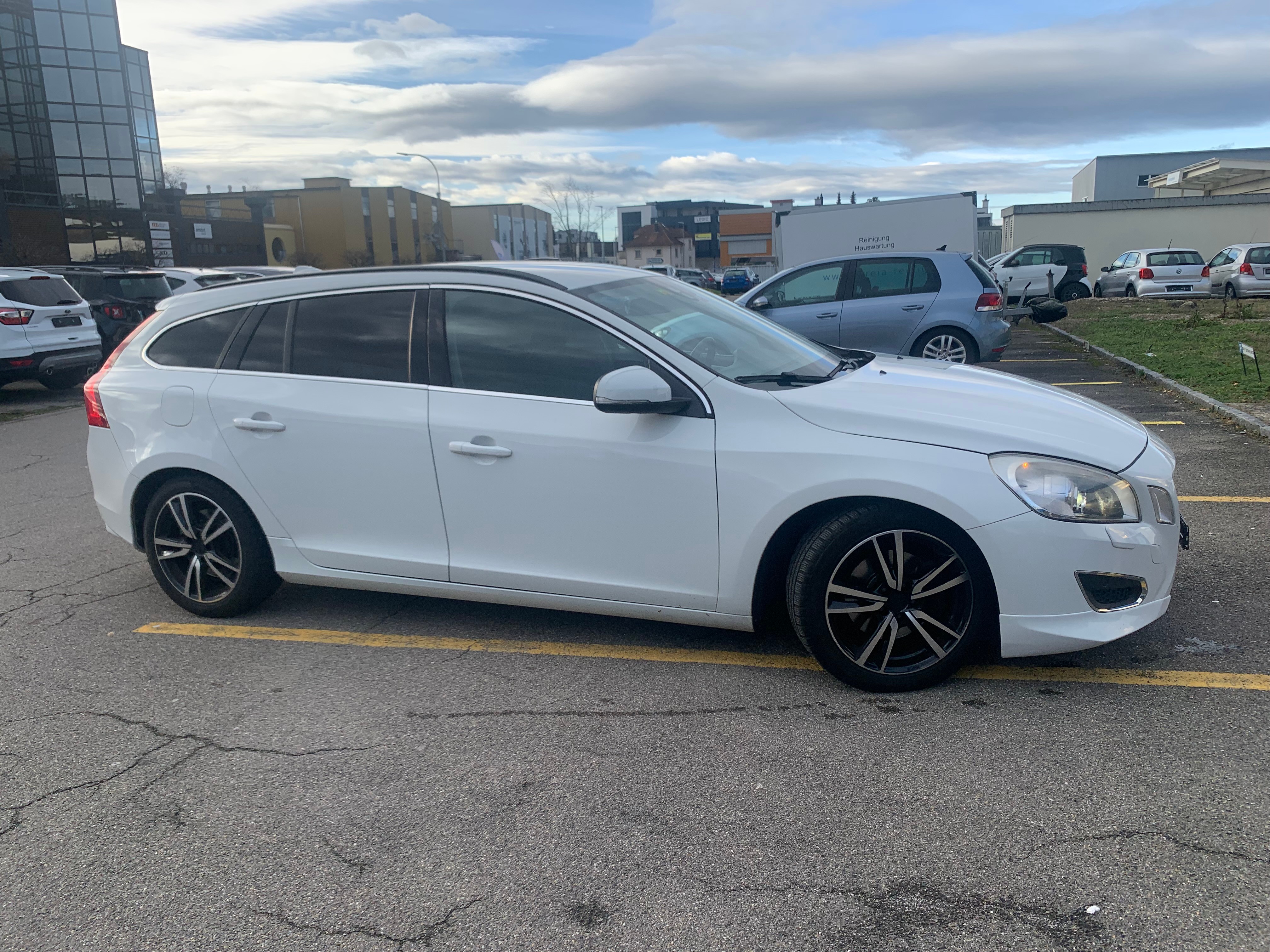 VOLVO V60 2.0T Momentum