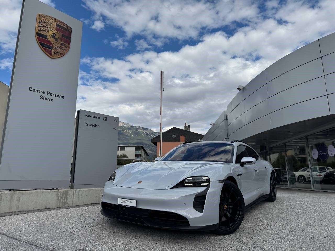 PORSCHE TAYCAN GTS Sport Turismo