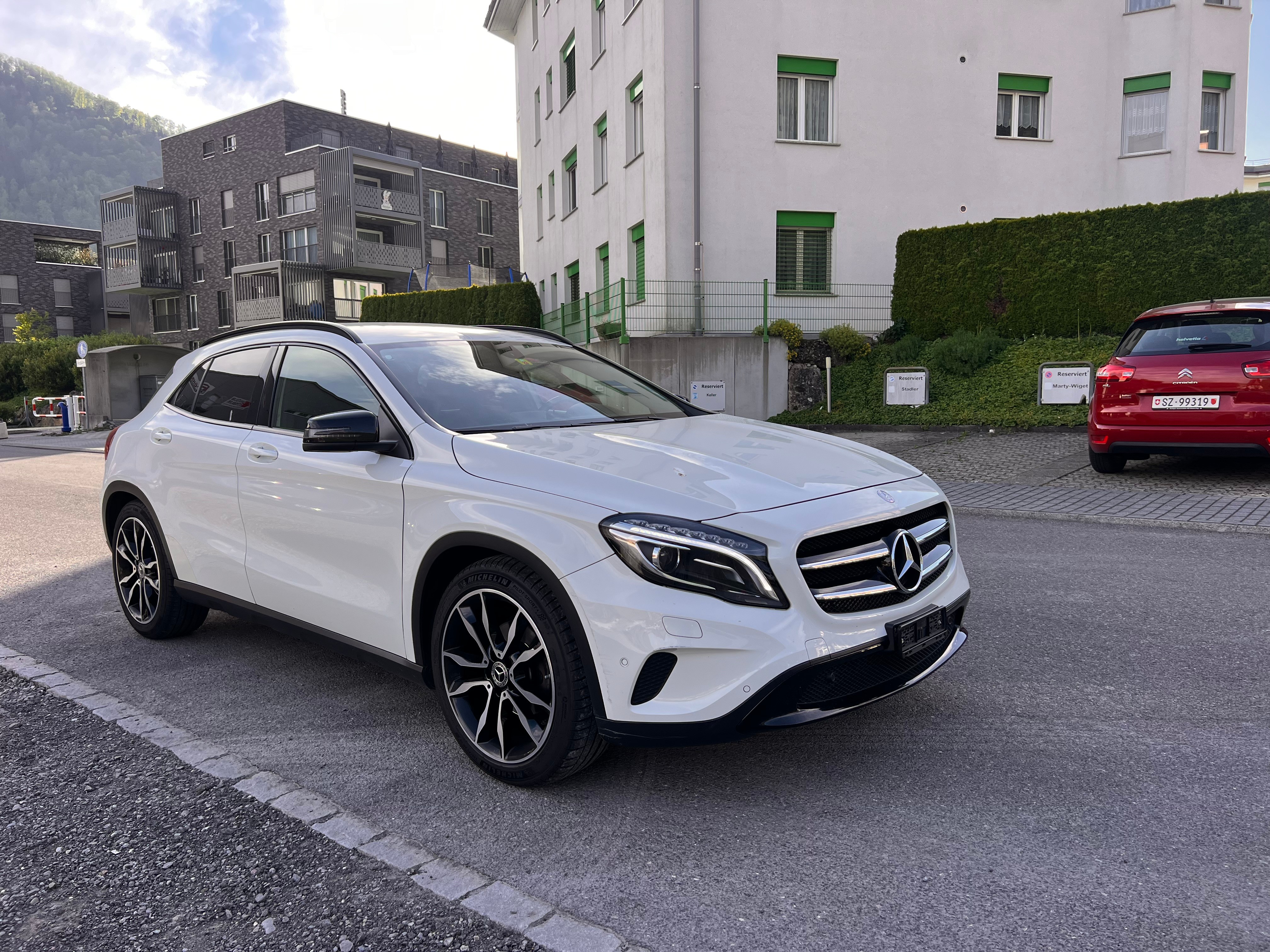 MERCEDES-BENZ GLA 200 Night Star 7G-DCT