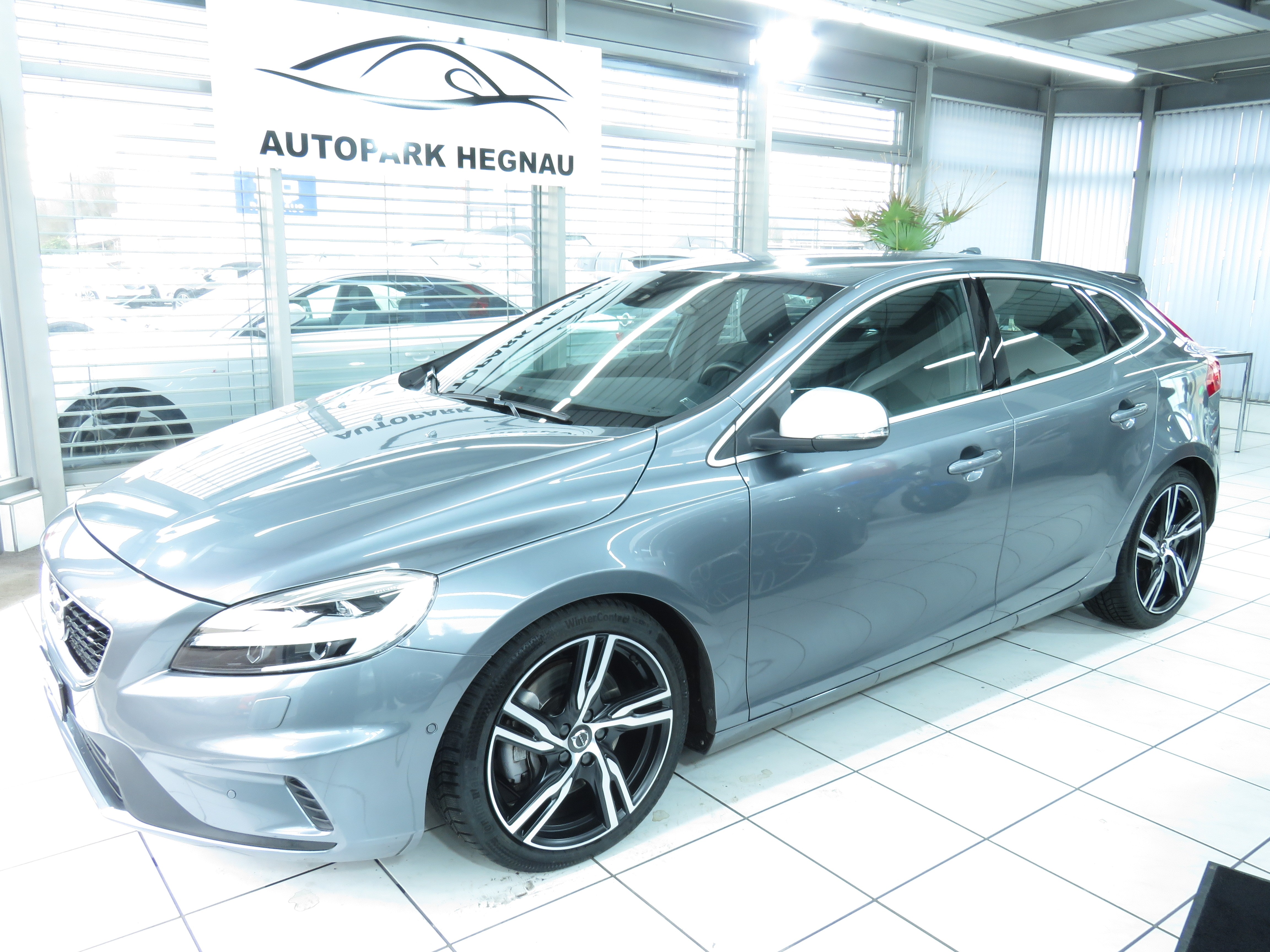 VOLVO V40 D4 Momentum R-Design Geartronic