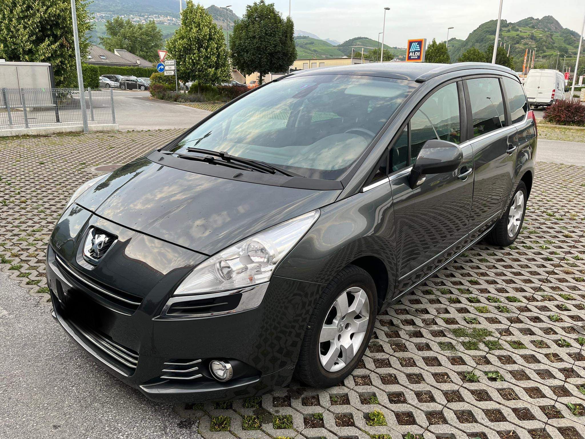 PEUGEOT 5008 1.6 16V T Swiss Edition