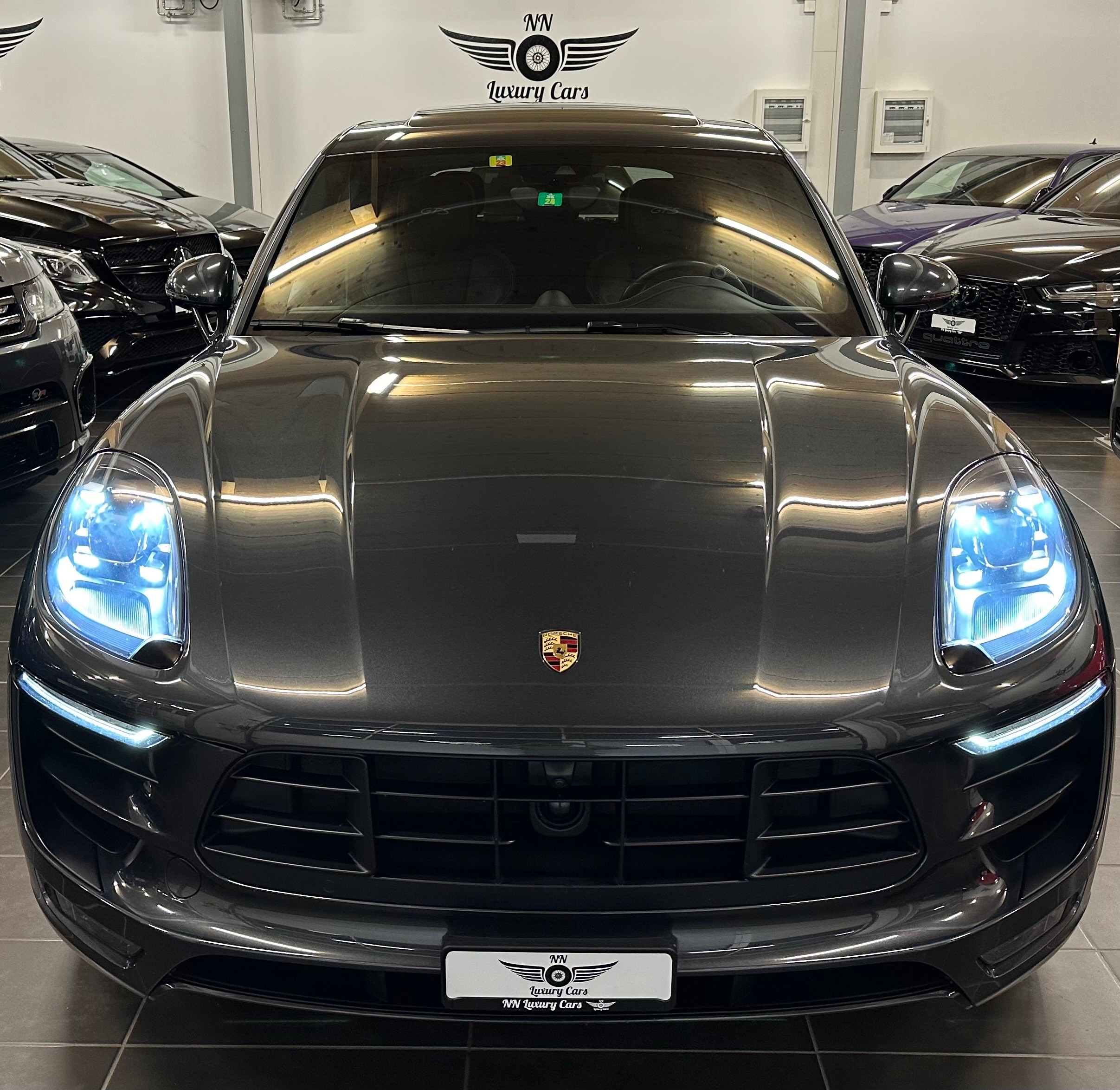 PORSCHE Macan GTS Volcano Grey + Porsche Approved!