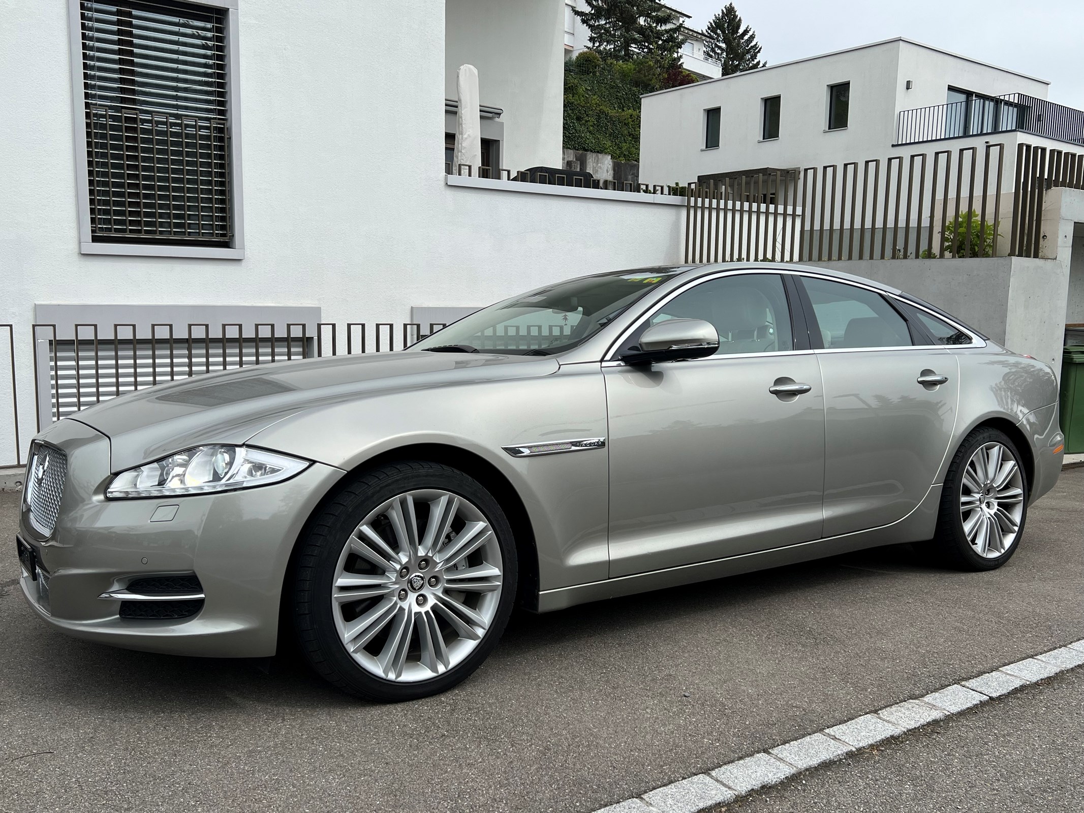 JAGUAR XJ 3.0 V6 S/C Premium Luxury Automatic AWD