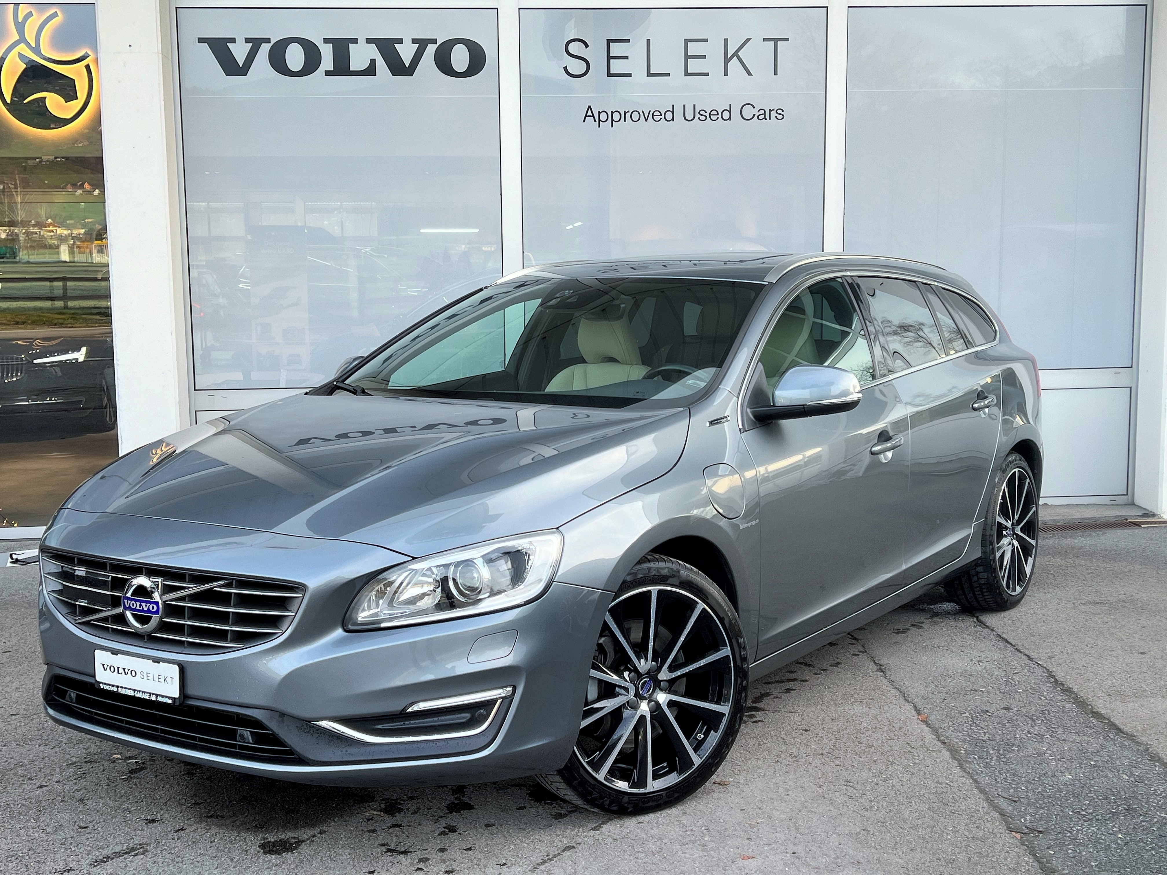 VOLVO V60 D6 AWD Plug-in Hybrid Summum Geartronic