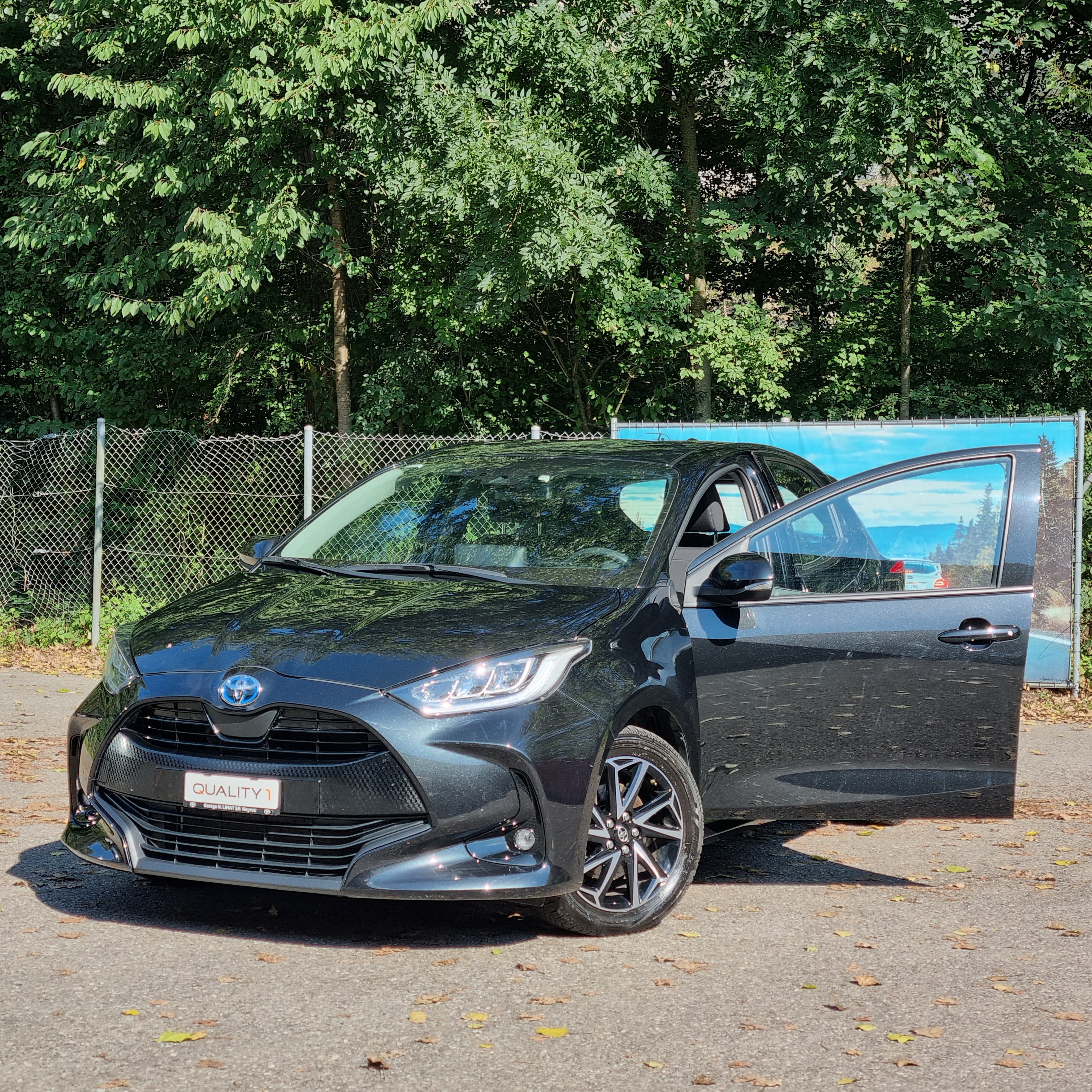 TOYOTA Yaris 1.5 Premium e-CVT