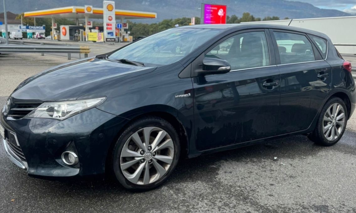 TOYOTA Auris 1.8 16V HSD Linea Luna