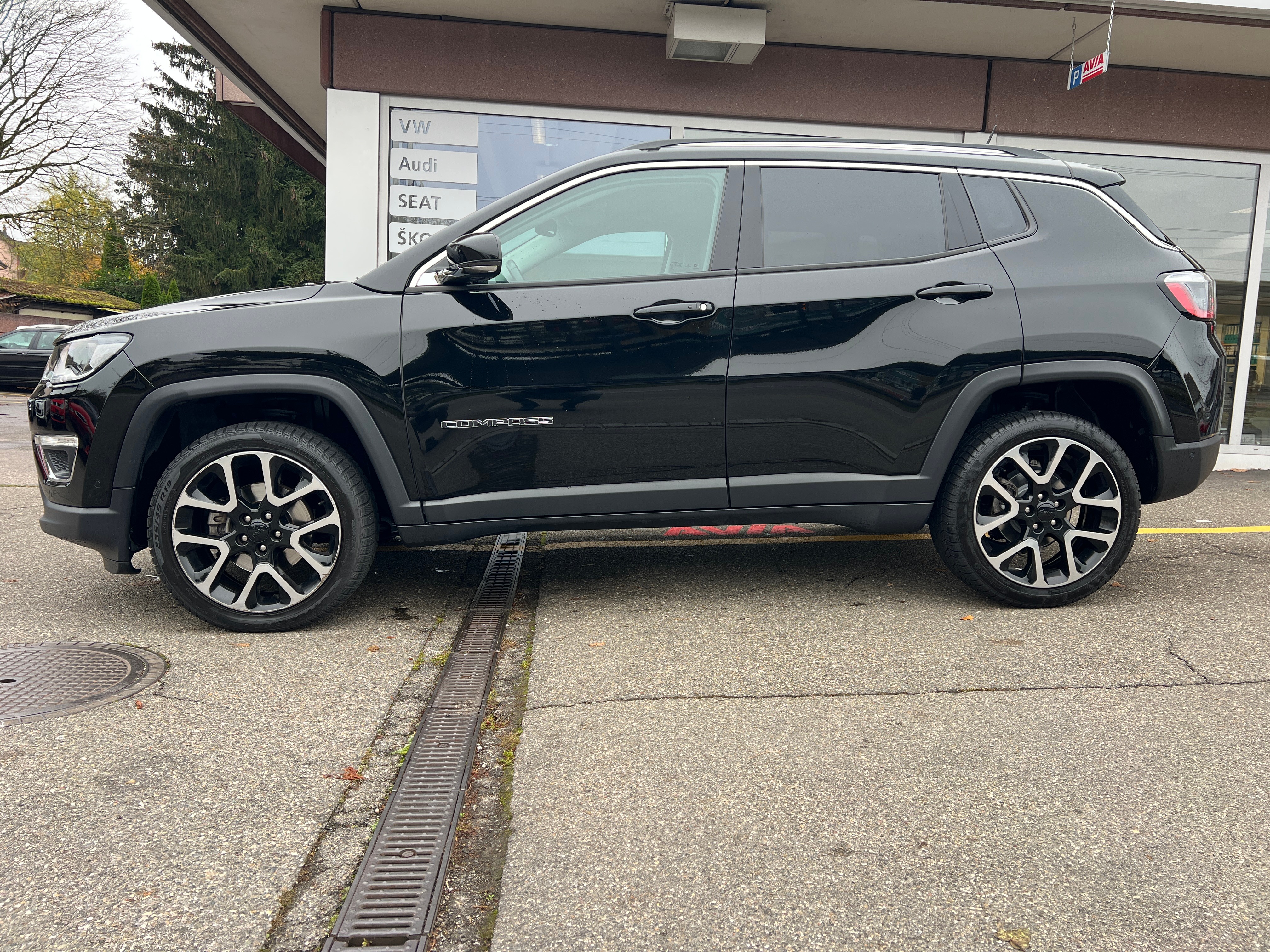 JEEP Compass 1.4 Turbo teuerste Version Limited AWD 9ATX All Black CH-Auto 60% unter Neupreis