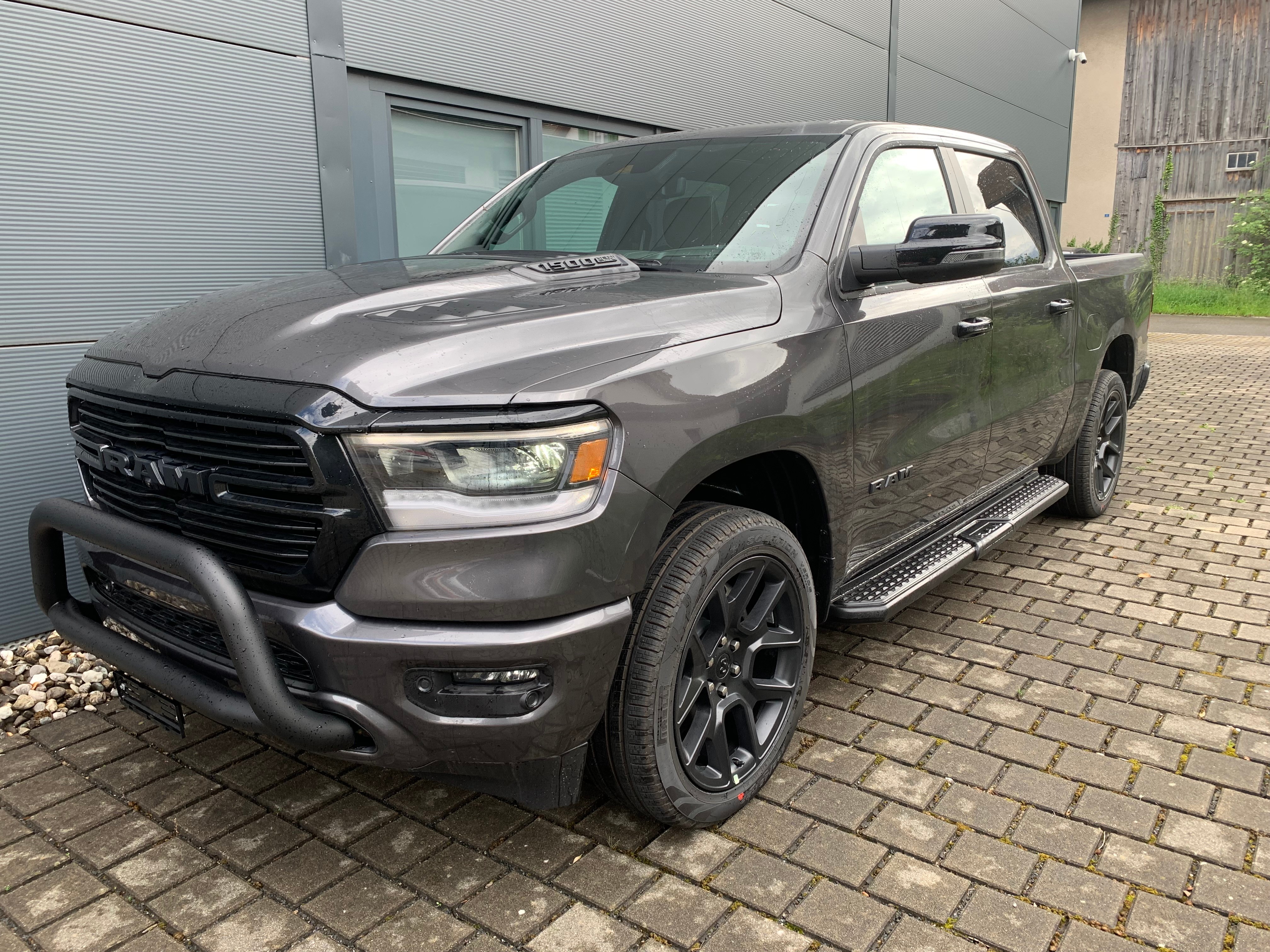 DODGE Ram 1500 Laramie Night Edition Crew Cab 5.7 V8