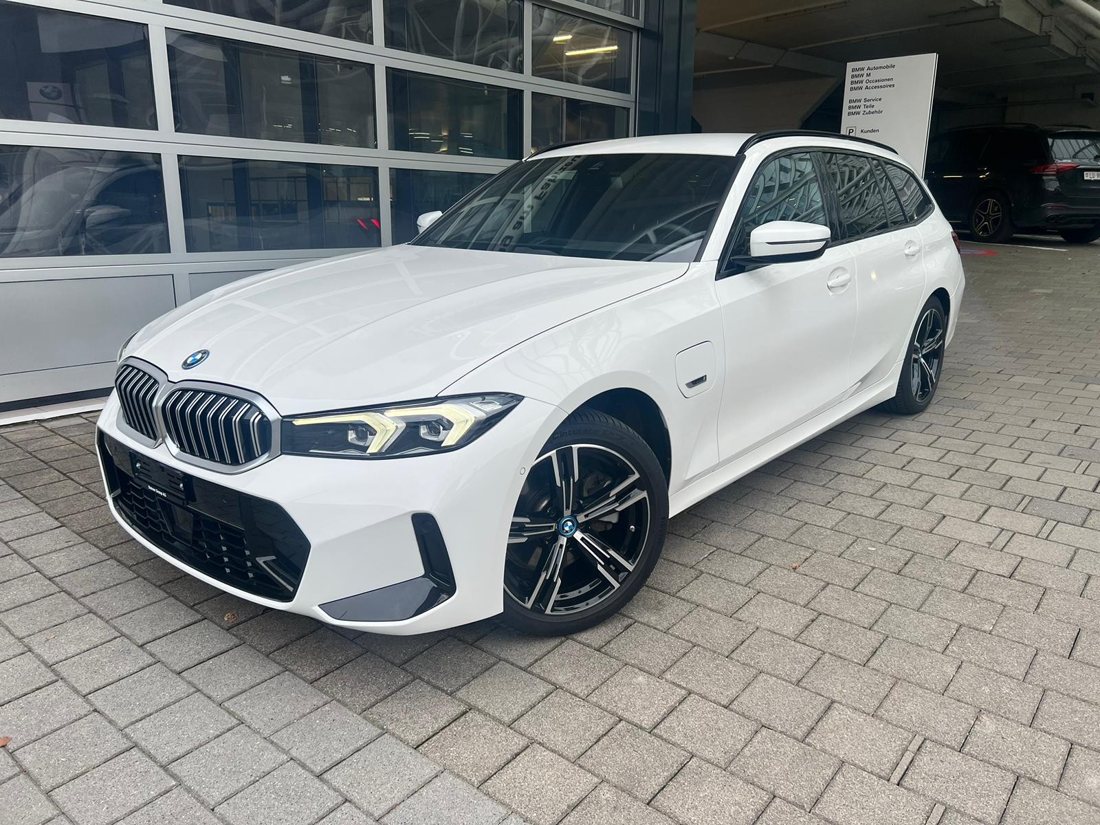 BMW 330e x DriveTouring Steptronic M Sport