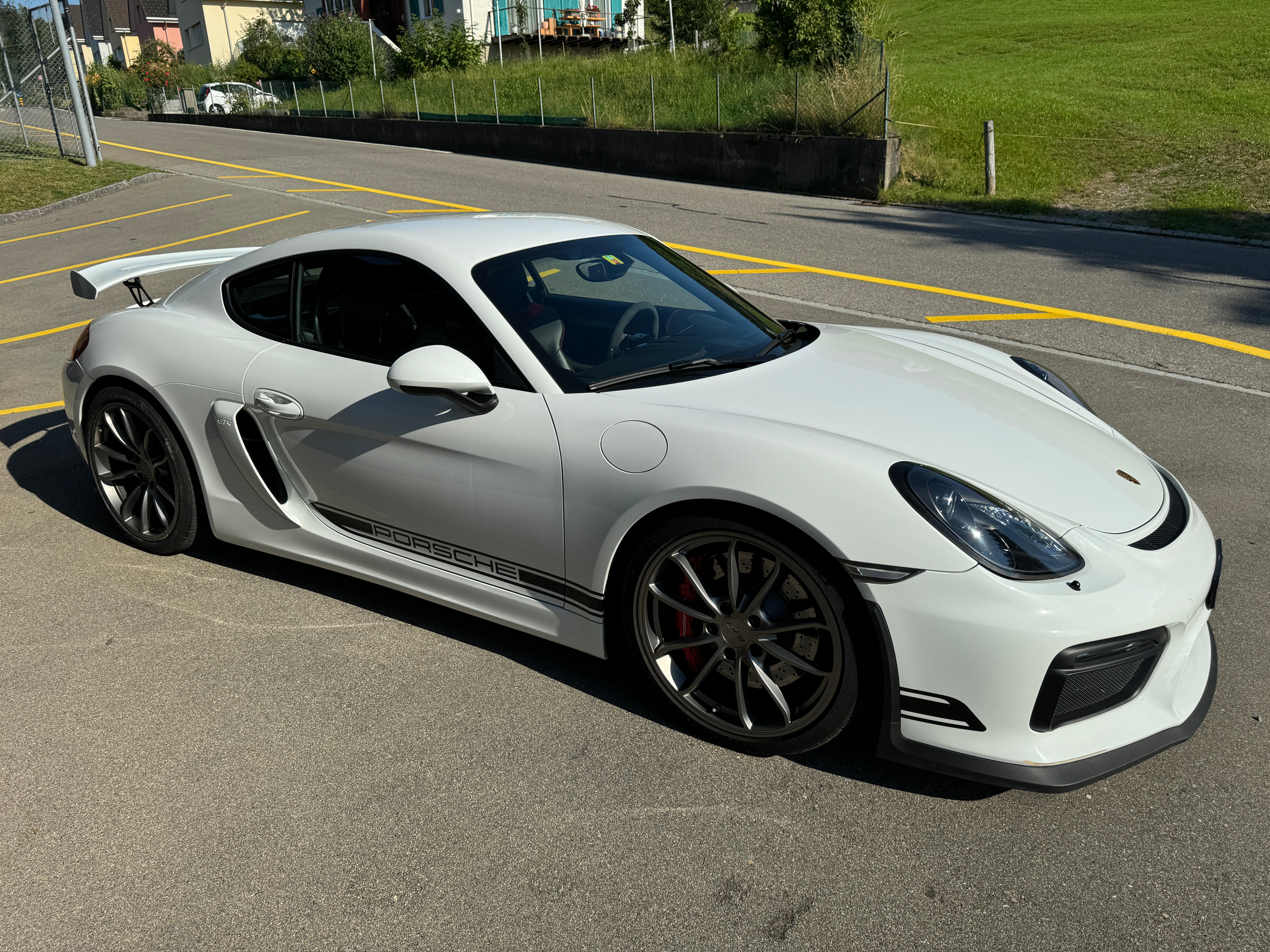 PORSCHE Cayman GT4