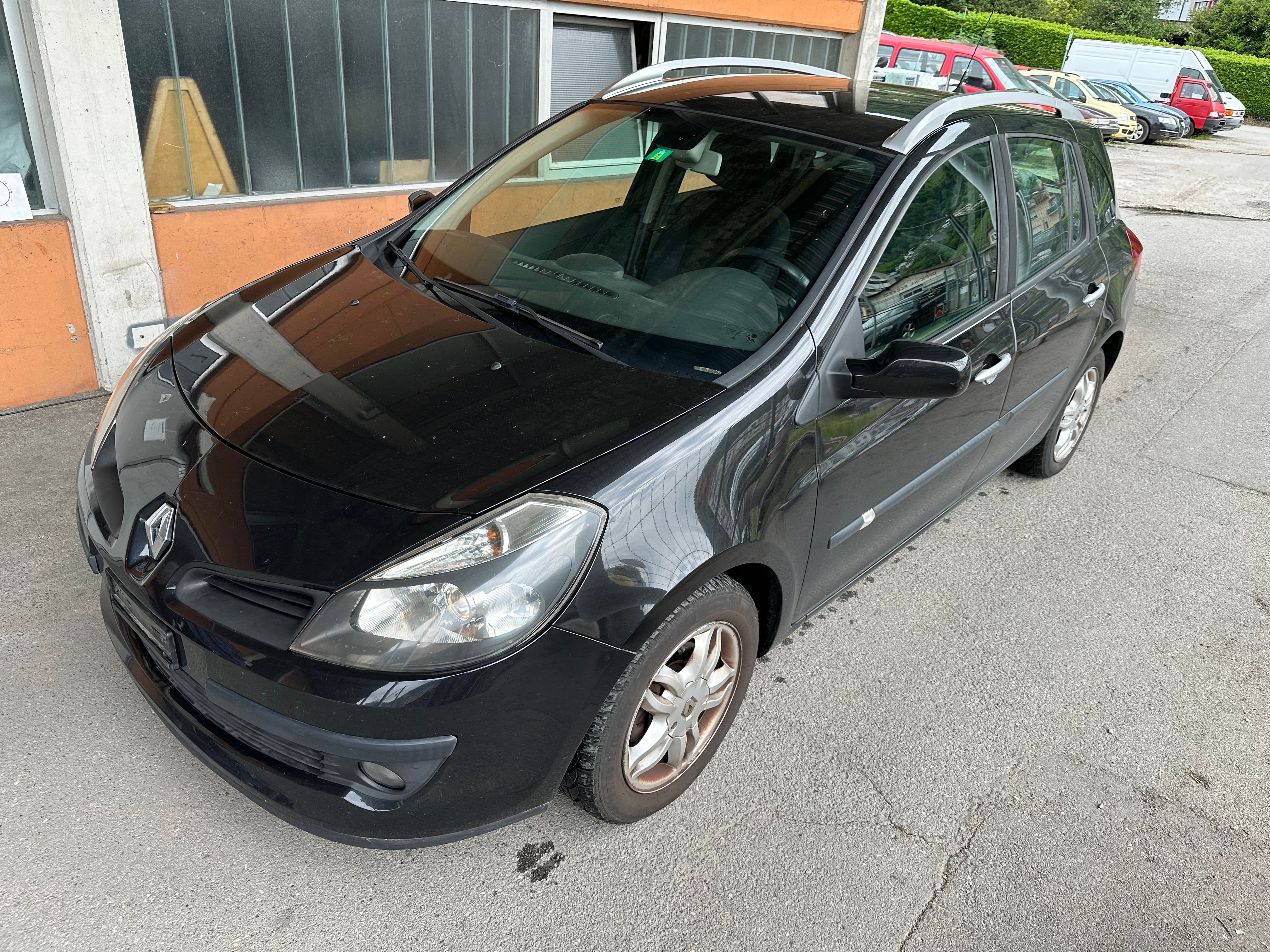 RENAULT Clio Grandtour 1.6 16V Dynamique Automatic