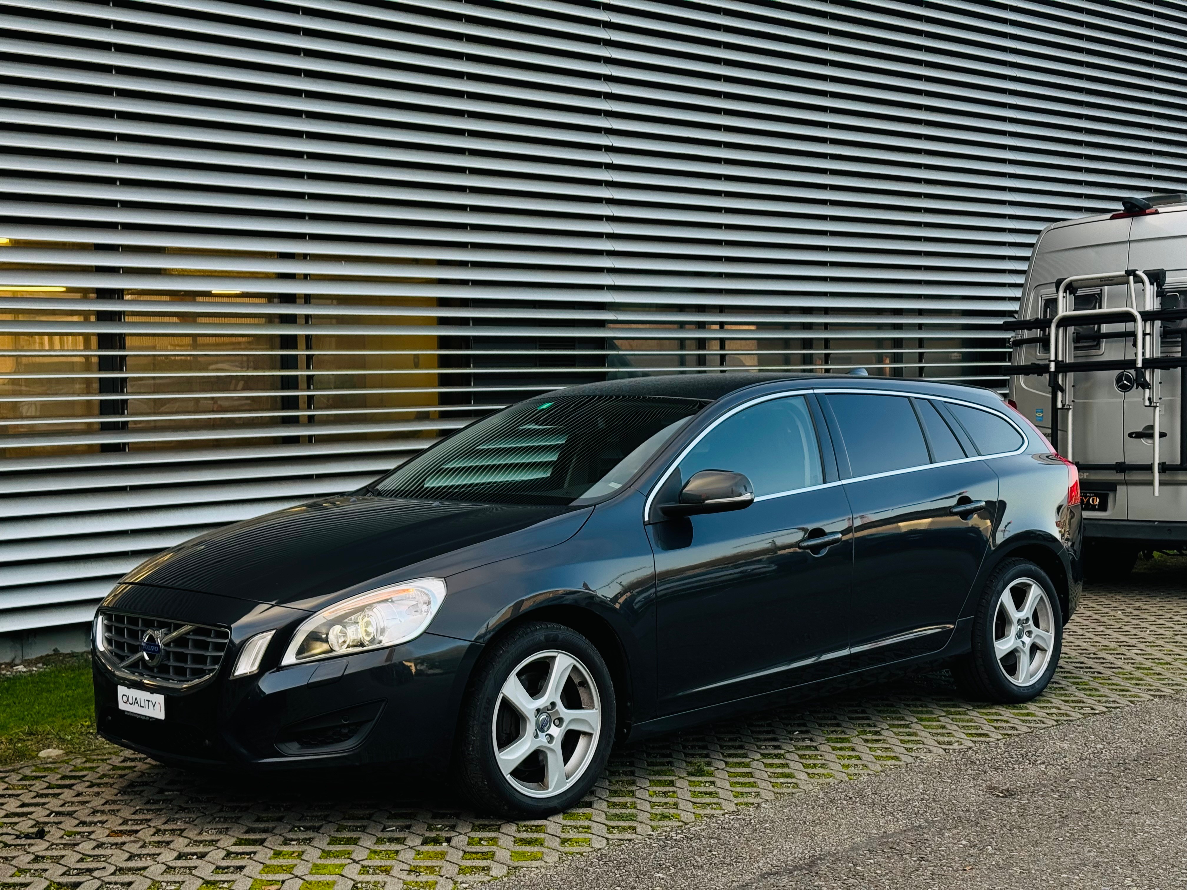 VOLVO V60 D5 AWD Summum Geartronic