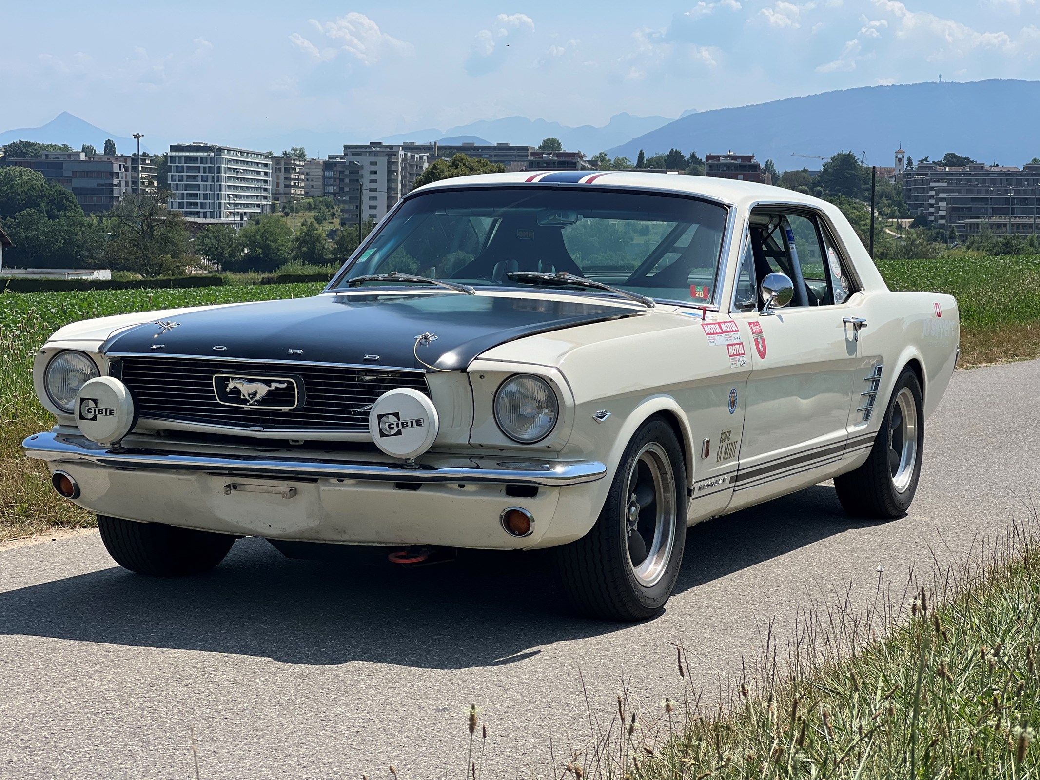 FORD MUSTANG