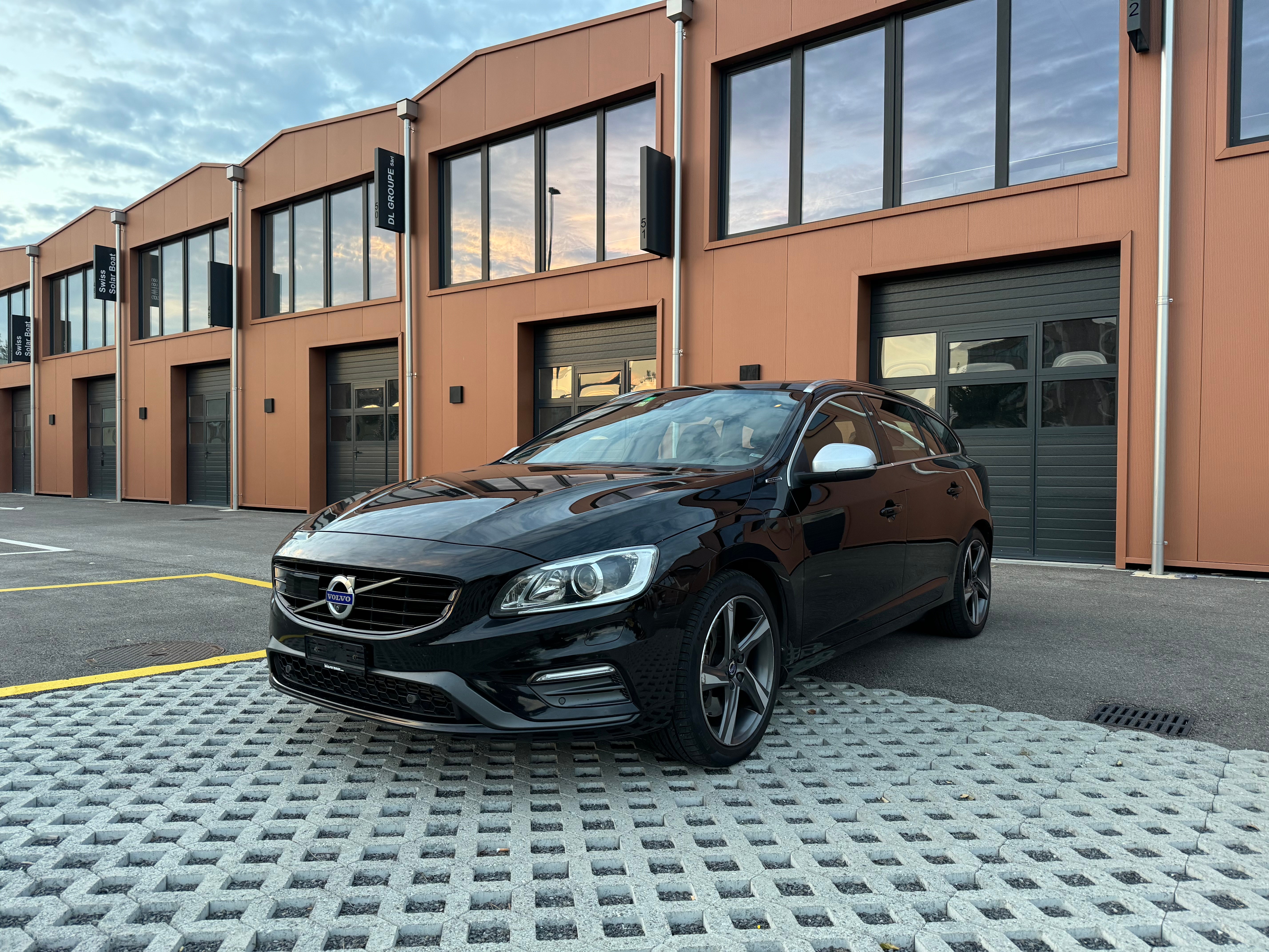 VOLVO V60 D6 AWD Plug-in Hybrid Momentum R-Design