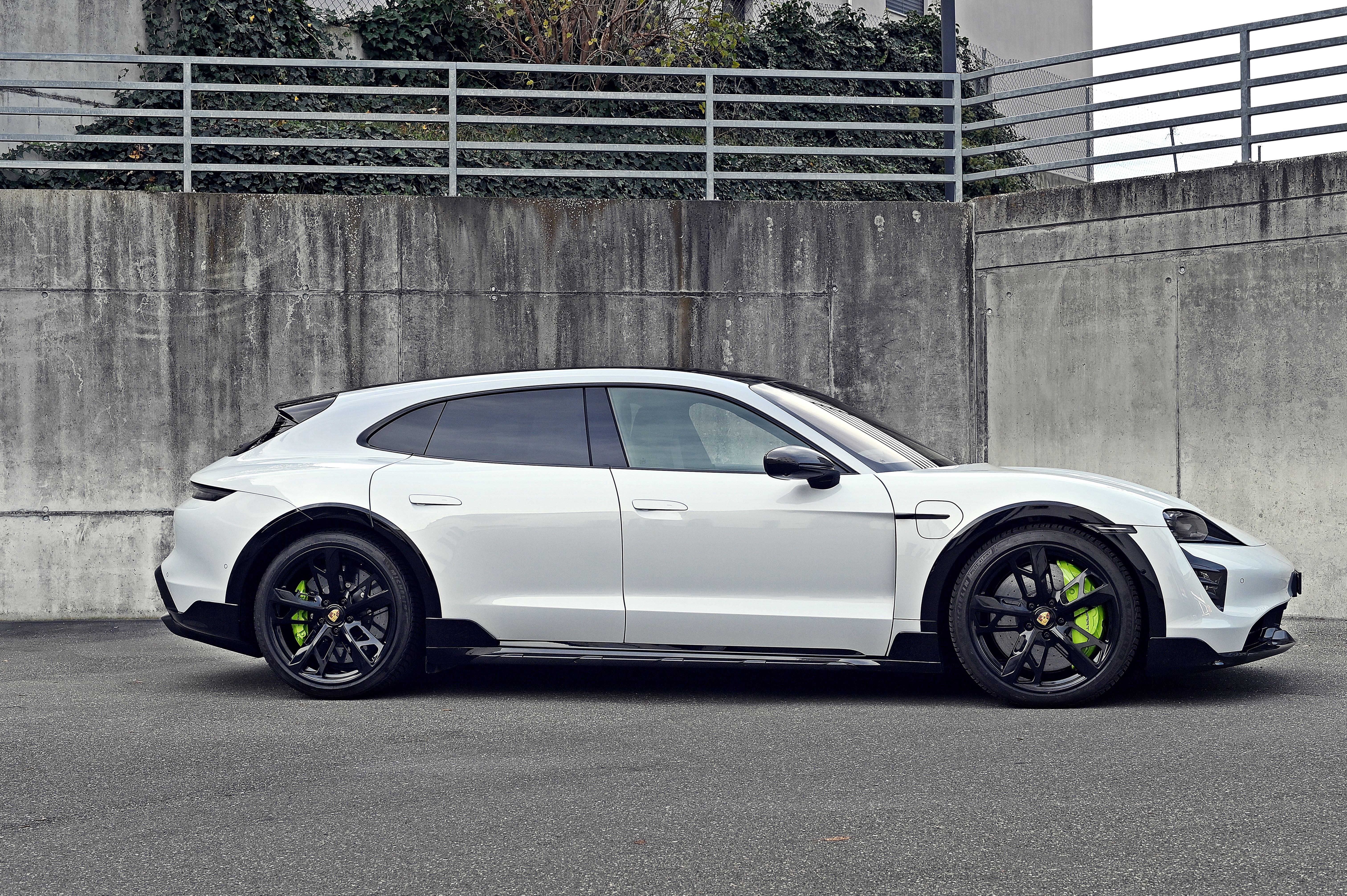 PORSCHE Taycan Turbo S Cross Turismo