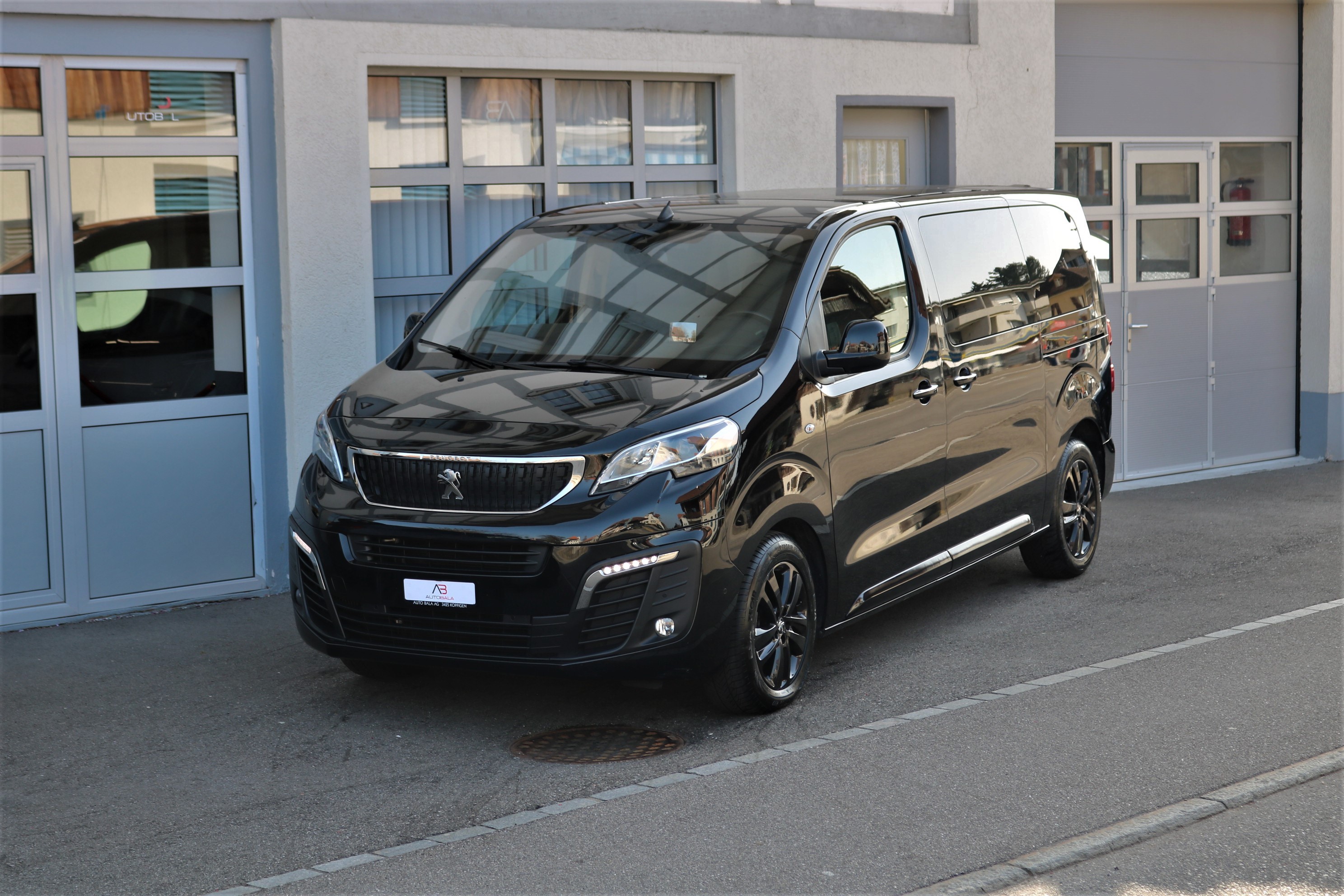 PEUGEOT Traveller 2.0 BlueHDi Allure Standard EAT 8Plätzer