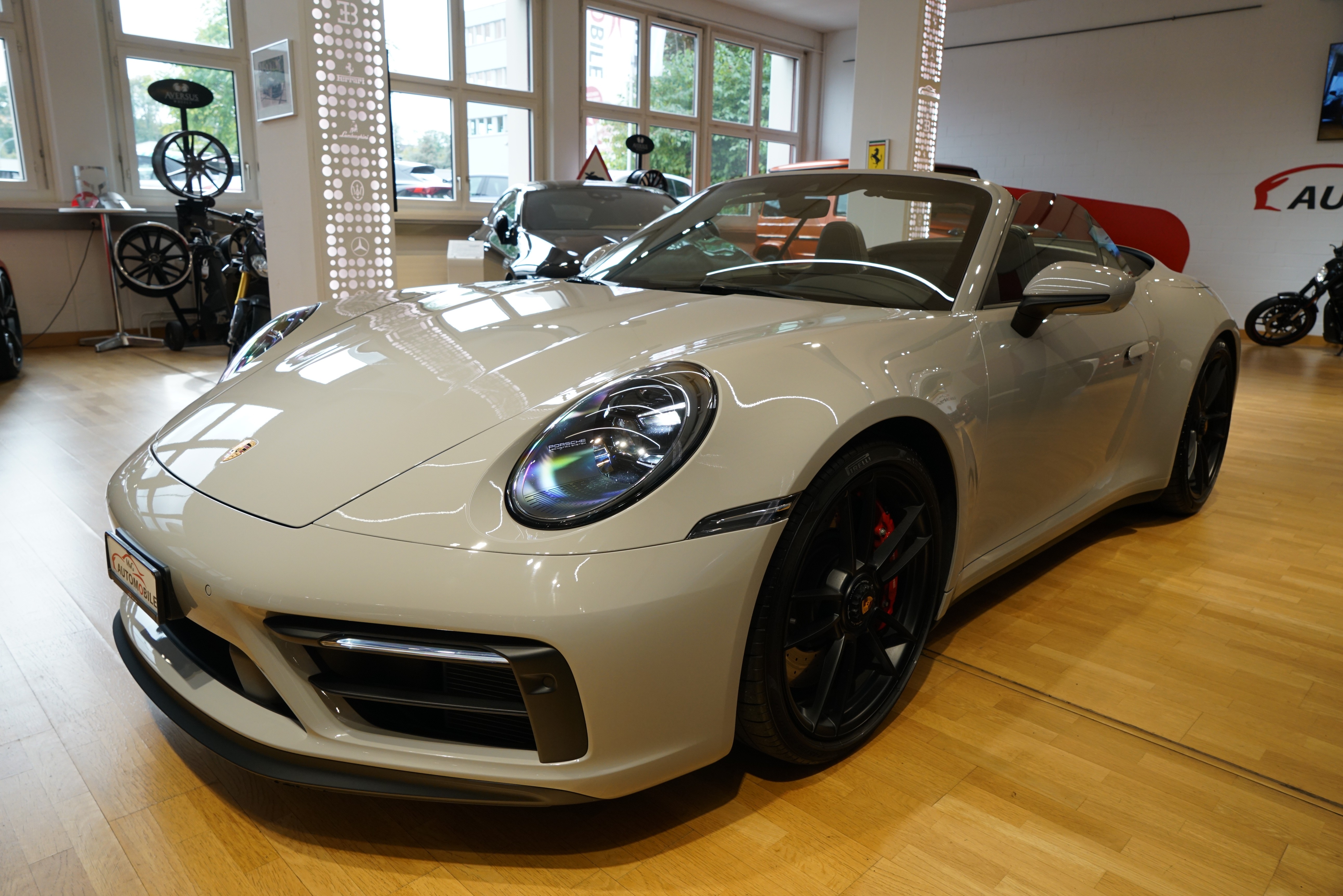 PORSCHE 911 Carrera 4 GTS Cabriolet PDK Sonderlackierung Kreide