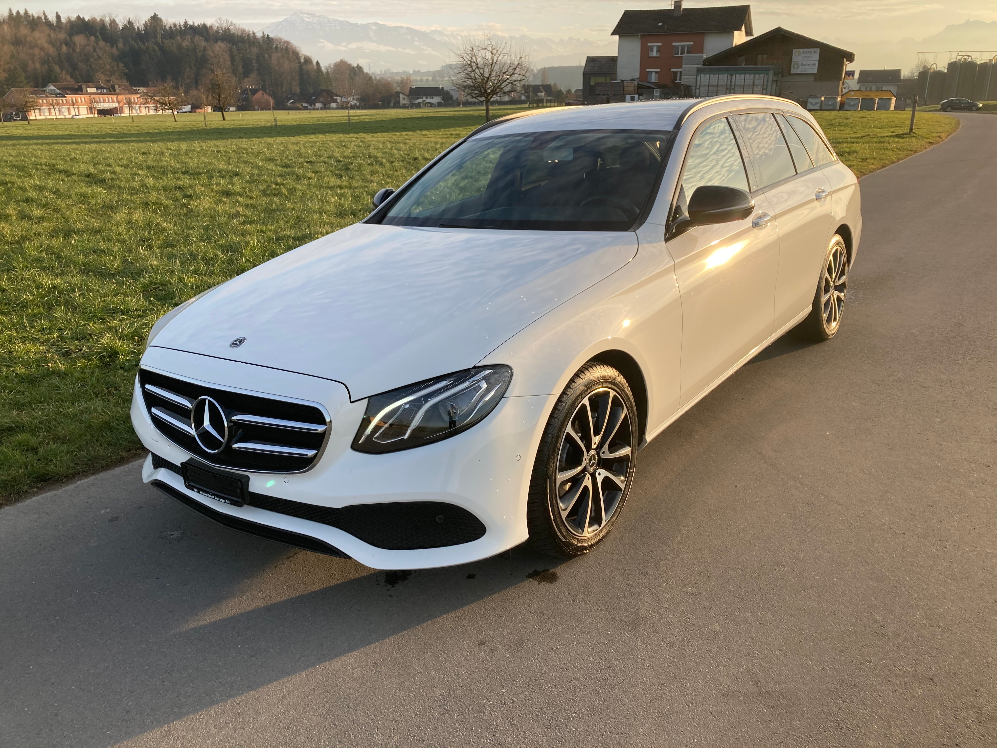 MERCEDES-BENZ E 220 d Swiss Star 4Matic 9G-Tronic mit Anhängerkupplung