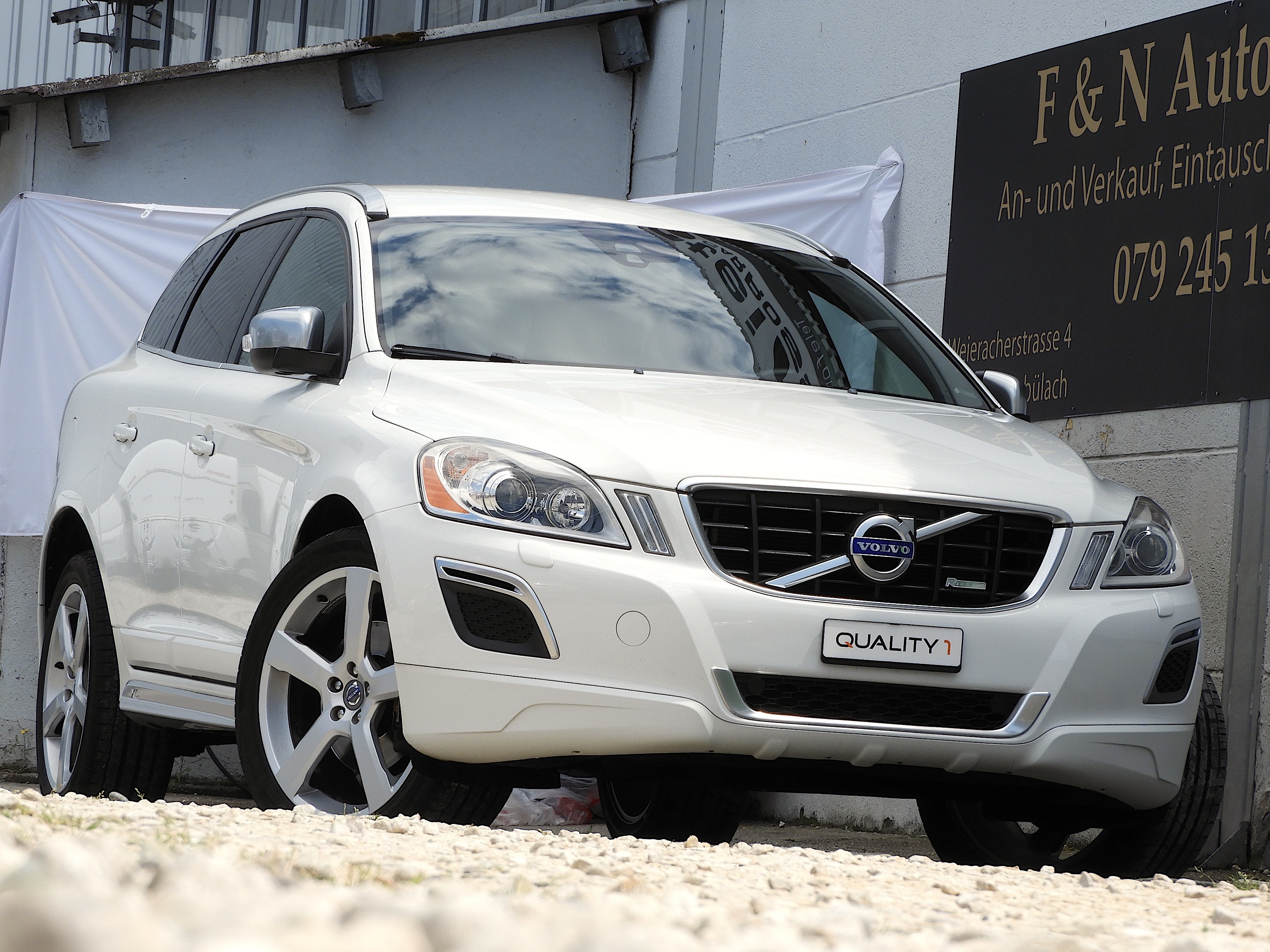 VOLVO XC60 D4 R-Design Geartr. I Einzigartig I Frisch ab grossem Service Zahnriemen + WP 07.2024 I Garantie inkl.