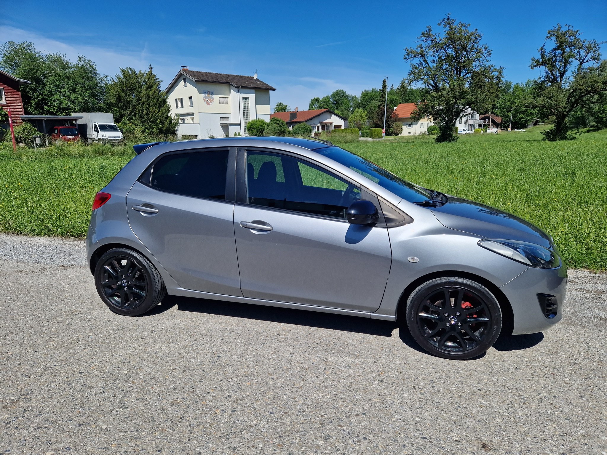 MAZDA 2 1.3i 16V Voila ma Suisse Edition