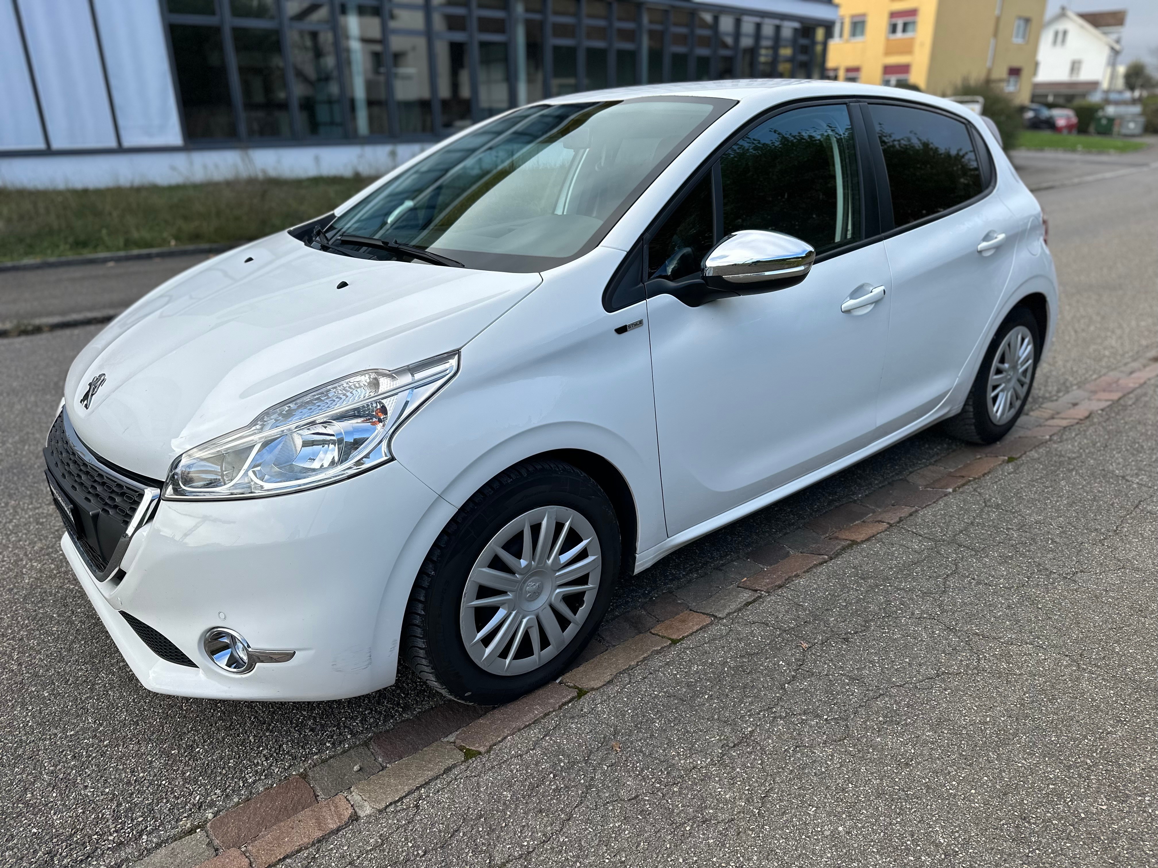 PEUGEOT 208 1.2 e-VTI Style EGS5