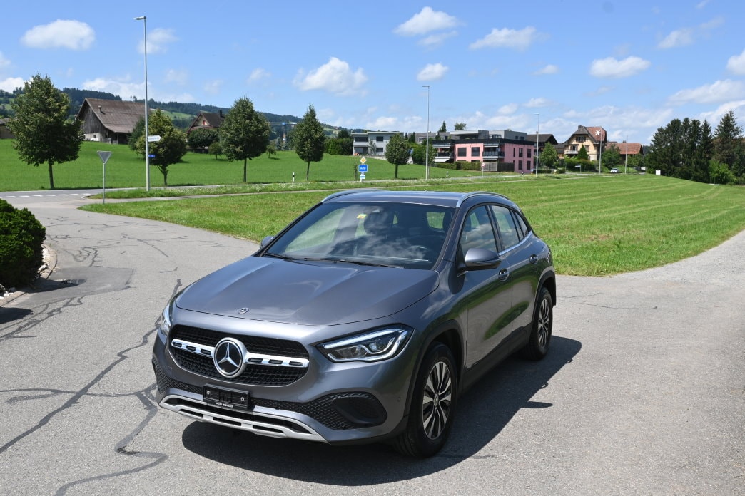 MERCEDES-BENZ GLA 200d Style 8G-DCT