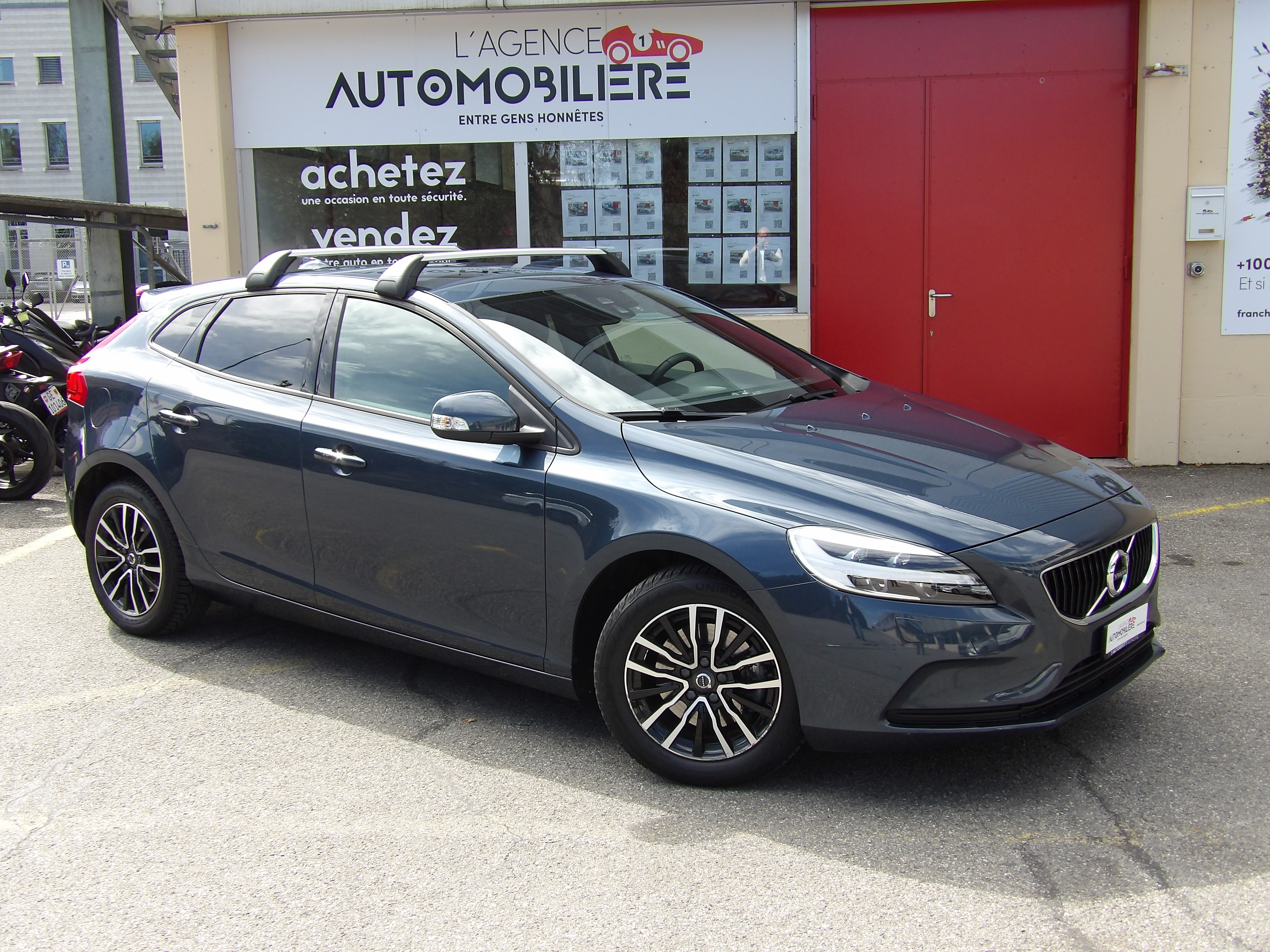 VOLVO V40 T3 Momentum