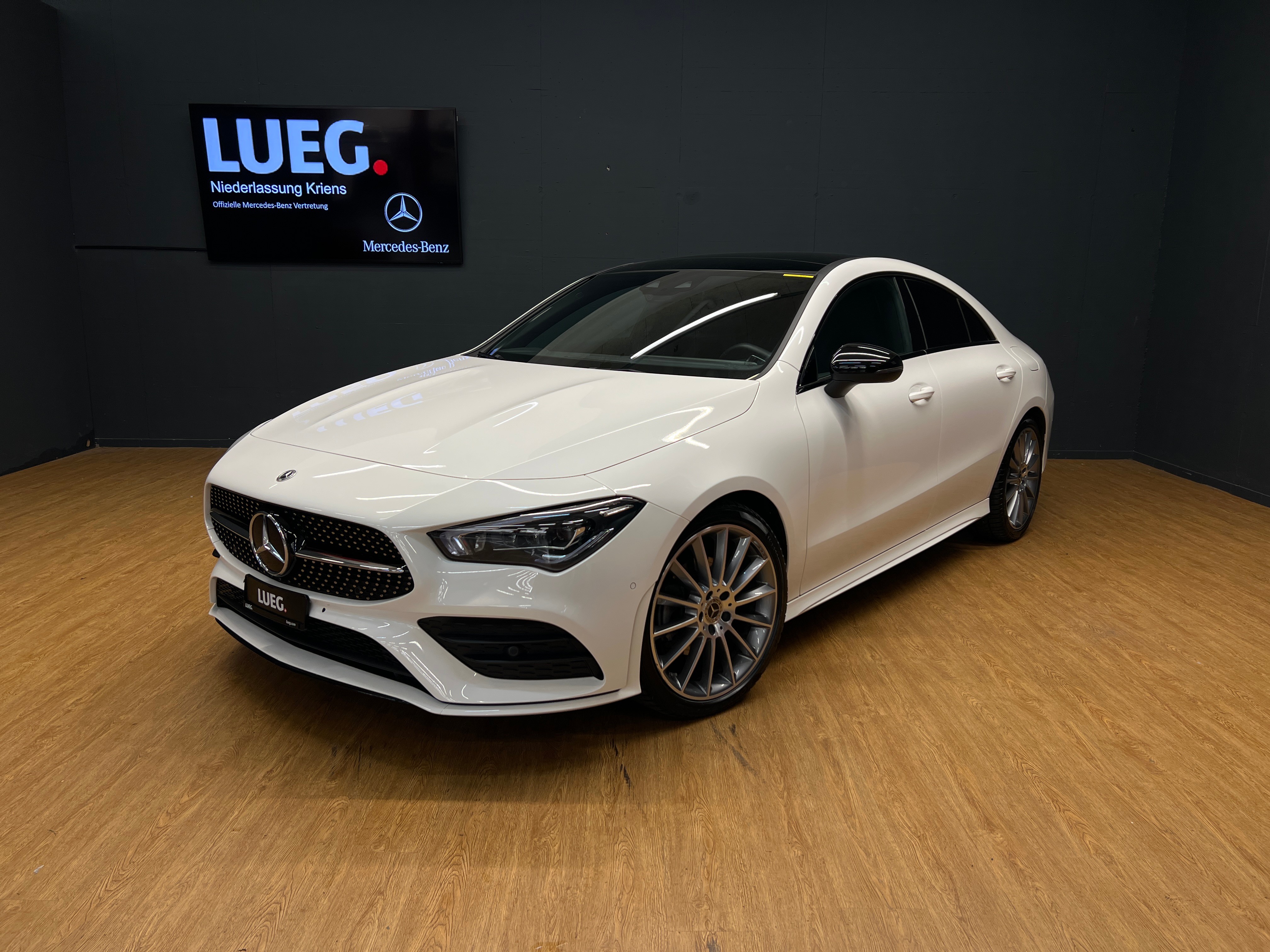 MERCEDES-BENZ CLA 200 4M - AMG - Multibeam LED / Rückfahrkamera / Panorama-Dach