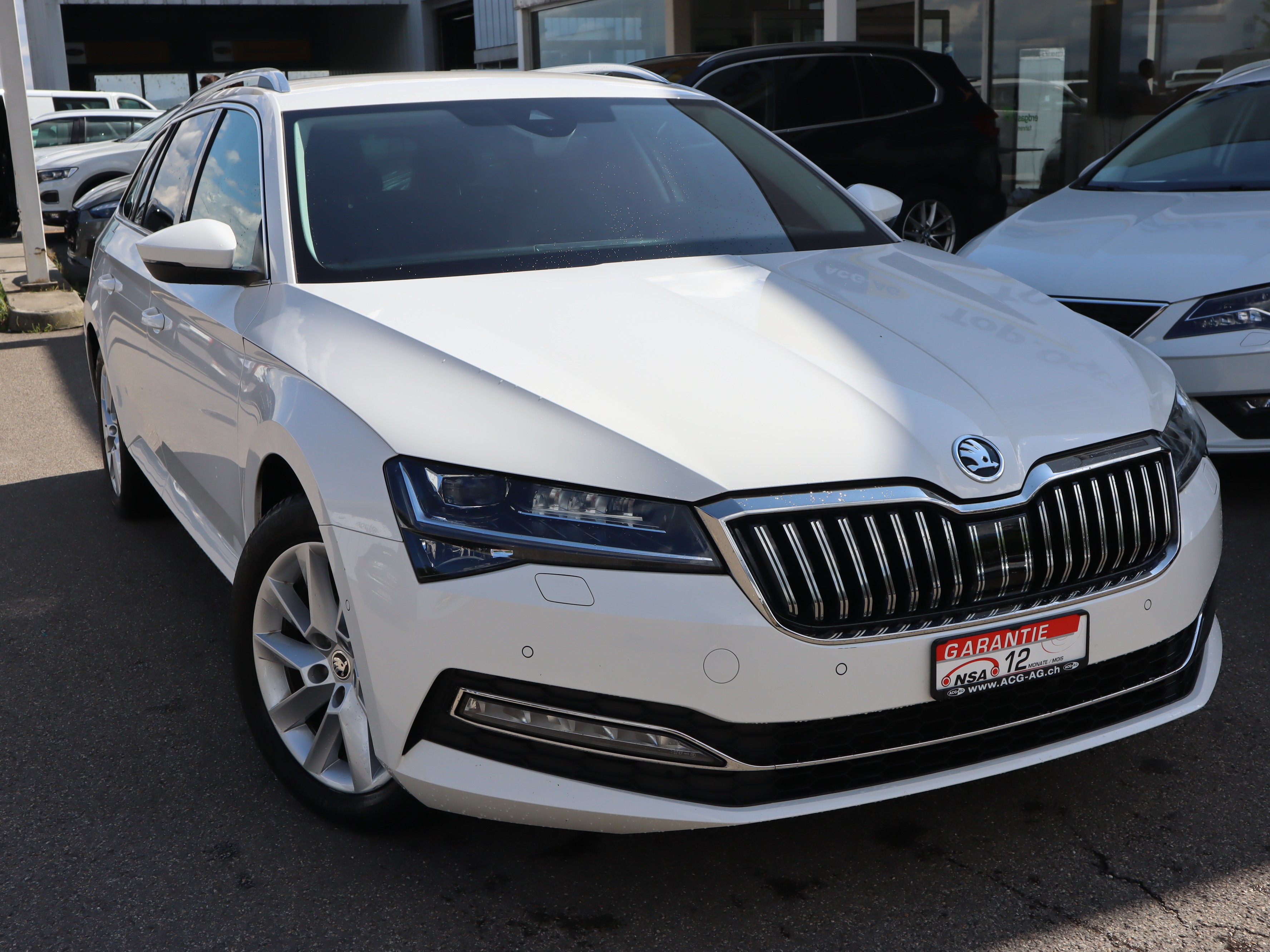 SKODA Superb Combi 2.0 TDi Style 4x4 DSG ** Leder-Alcantara Ausstattung ** Gr-Navi mit RF-Kamera ** Cockpit **