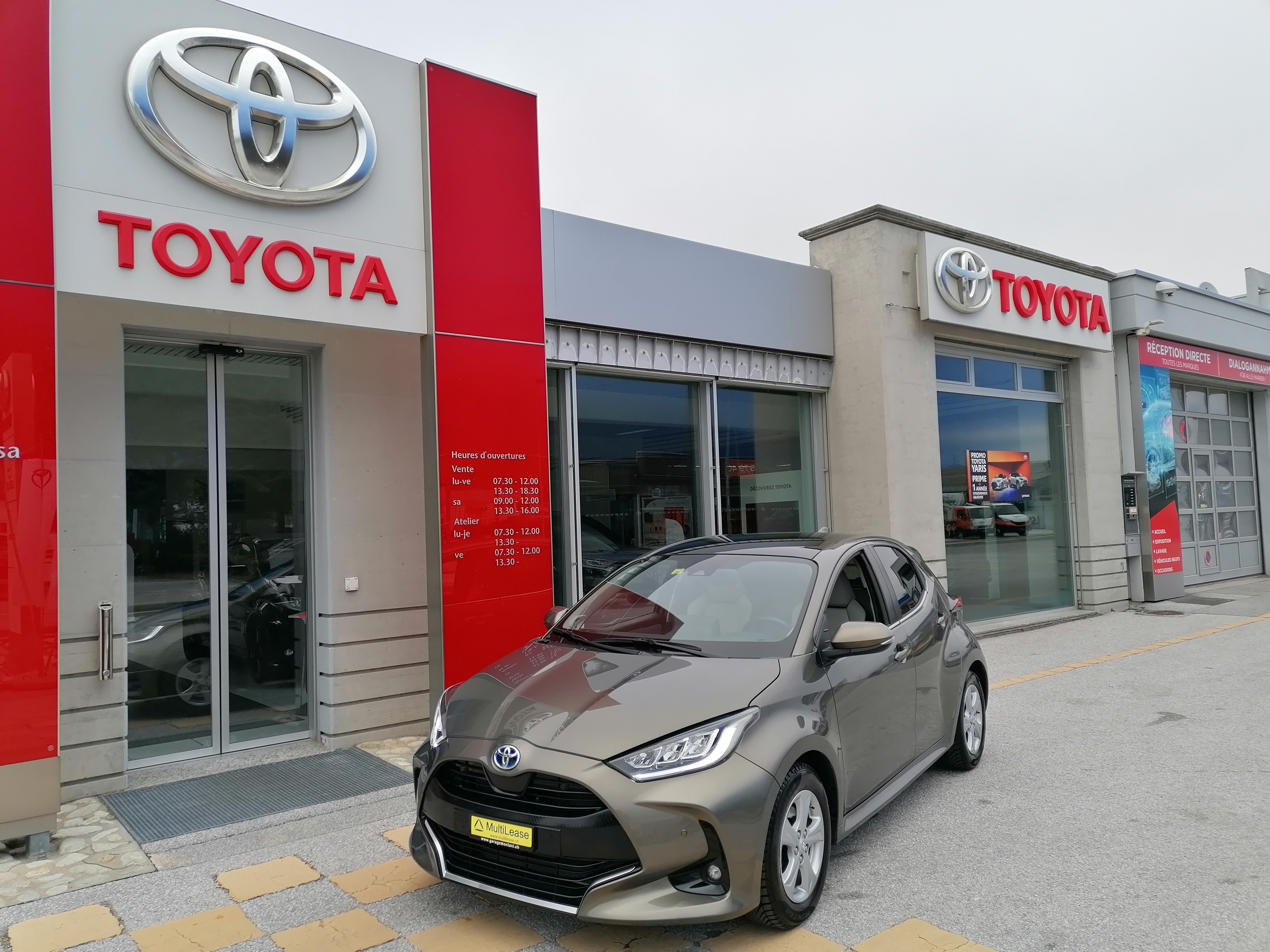 TOYOTA Yaris 1.5 Premium e-CVT