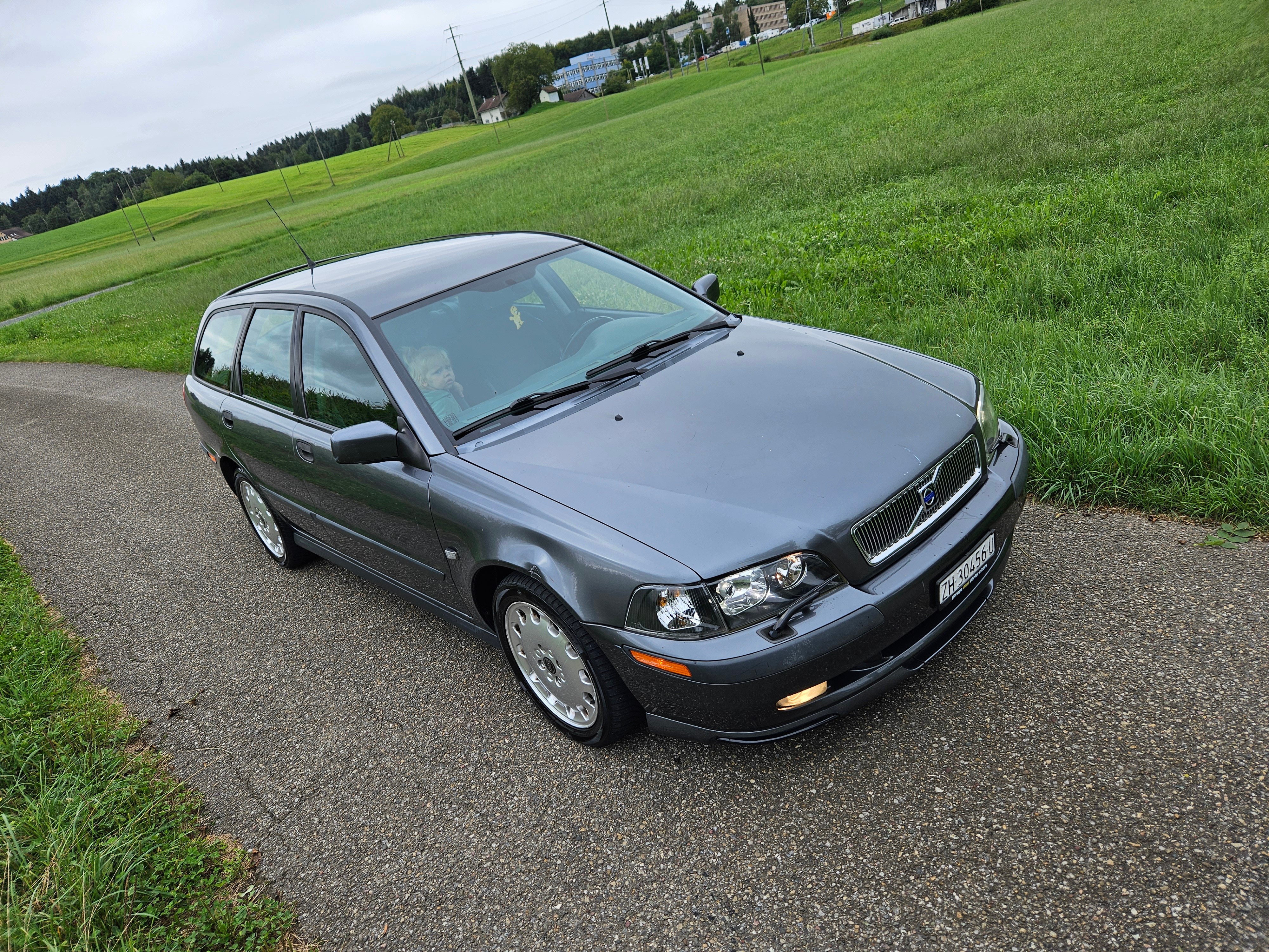 VOLVO V40 T4