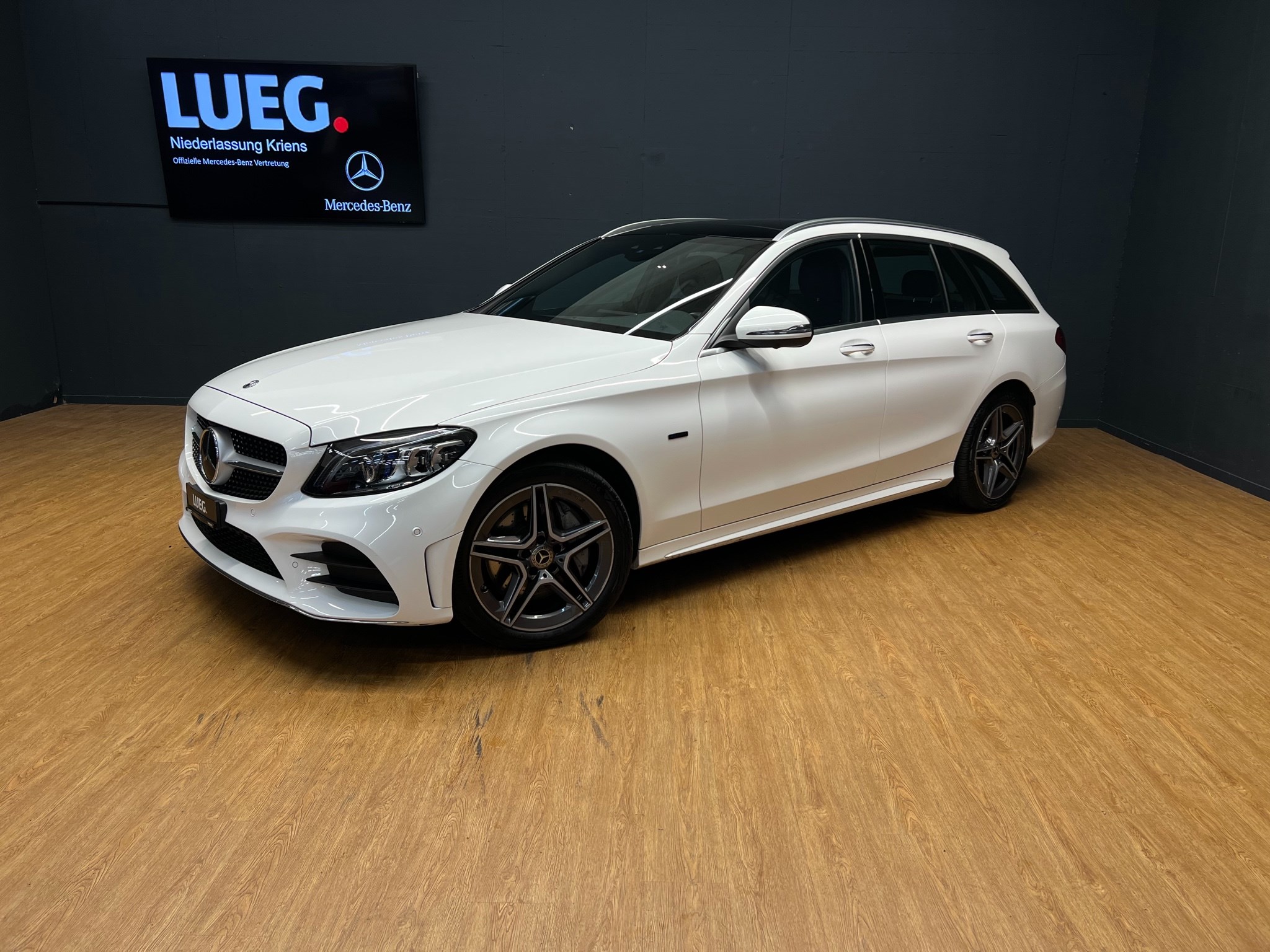 MERCEDES-BENZ C 300 T e - AMG - DISTRONIC / 360 Grad Kamera