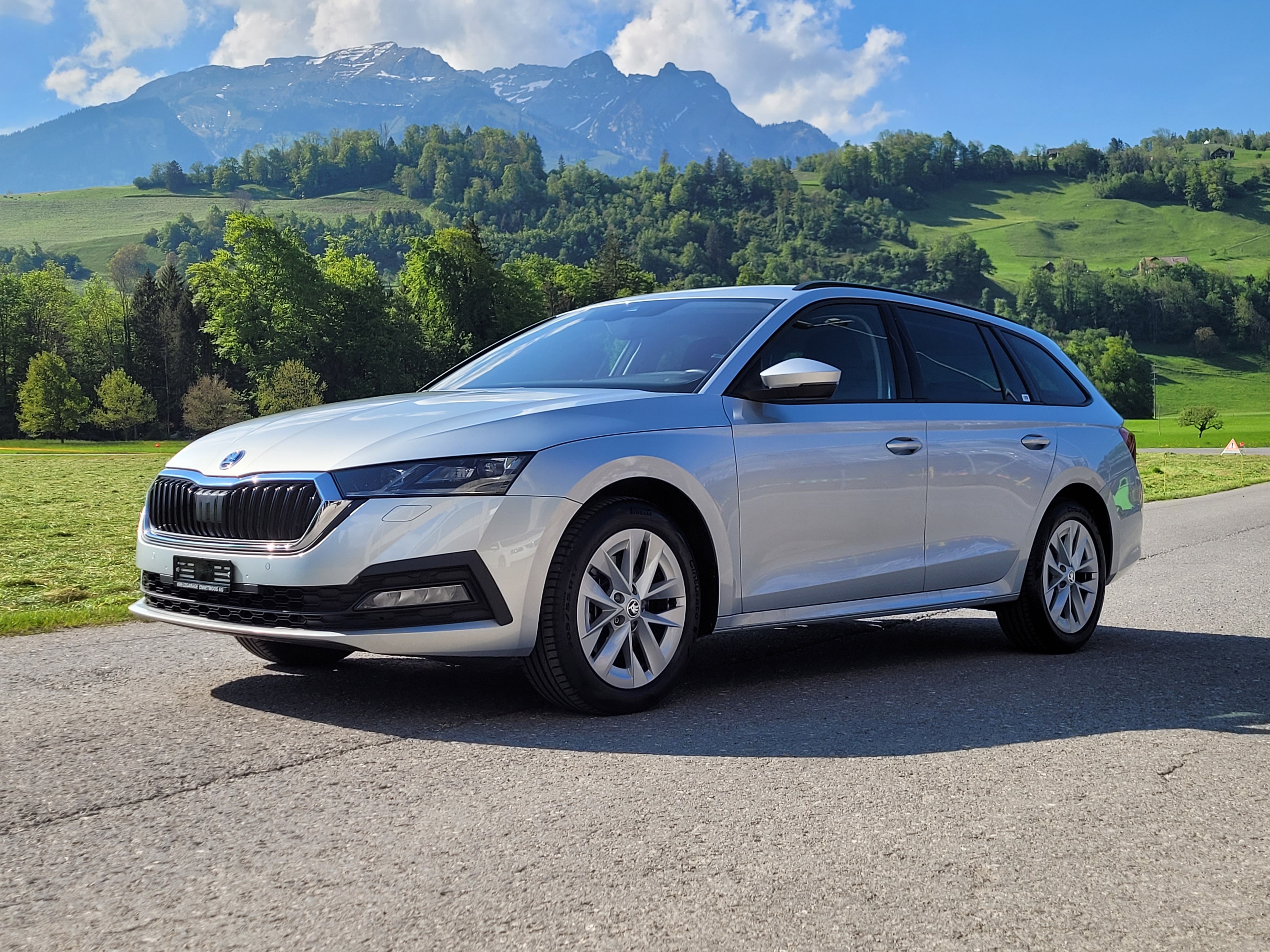 SKODA Octavia Combi 2.0 TSI Ambition DSG 4x4 Benzin *Neuwagengarantie+Anhängerkupplung*