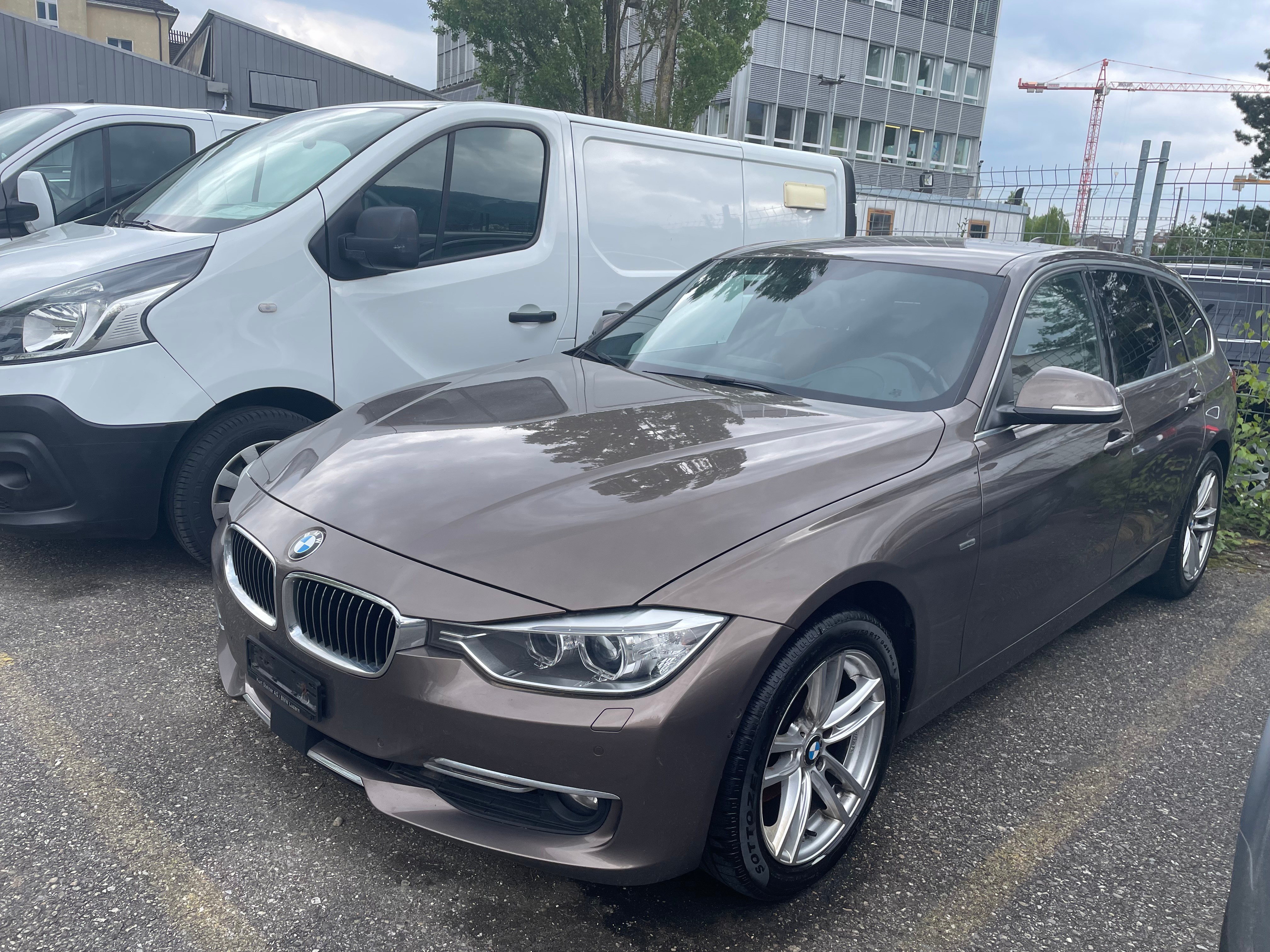 BMW 320d xDrive Touring Luxury Line Steptronic * Motor startet nicht * Leder * Xenon * Gr. Navi * Tempomat * PDC V&H-RF-kamera *