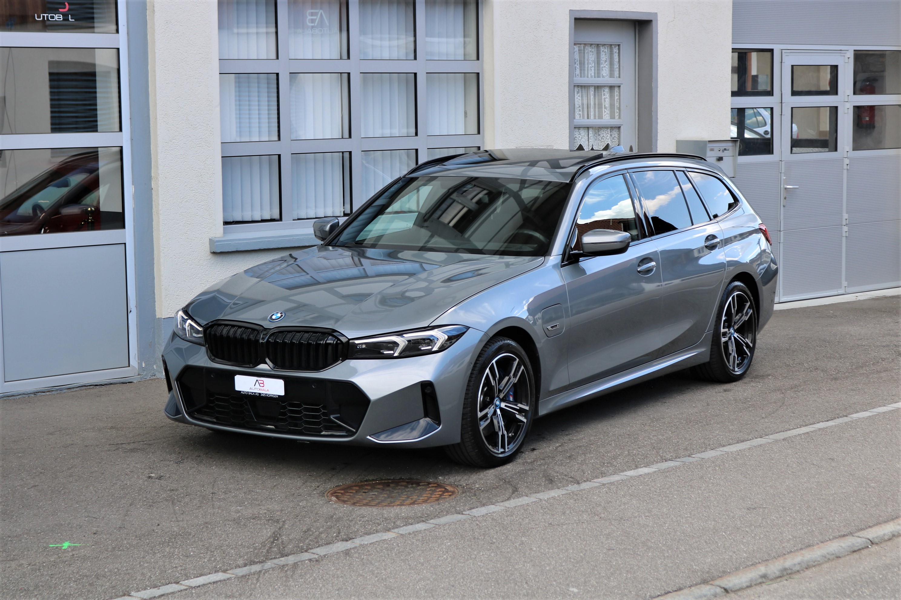 BMW 330e x DriveTouring Steptronic M Sport Pro 