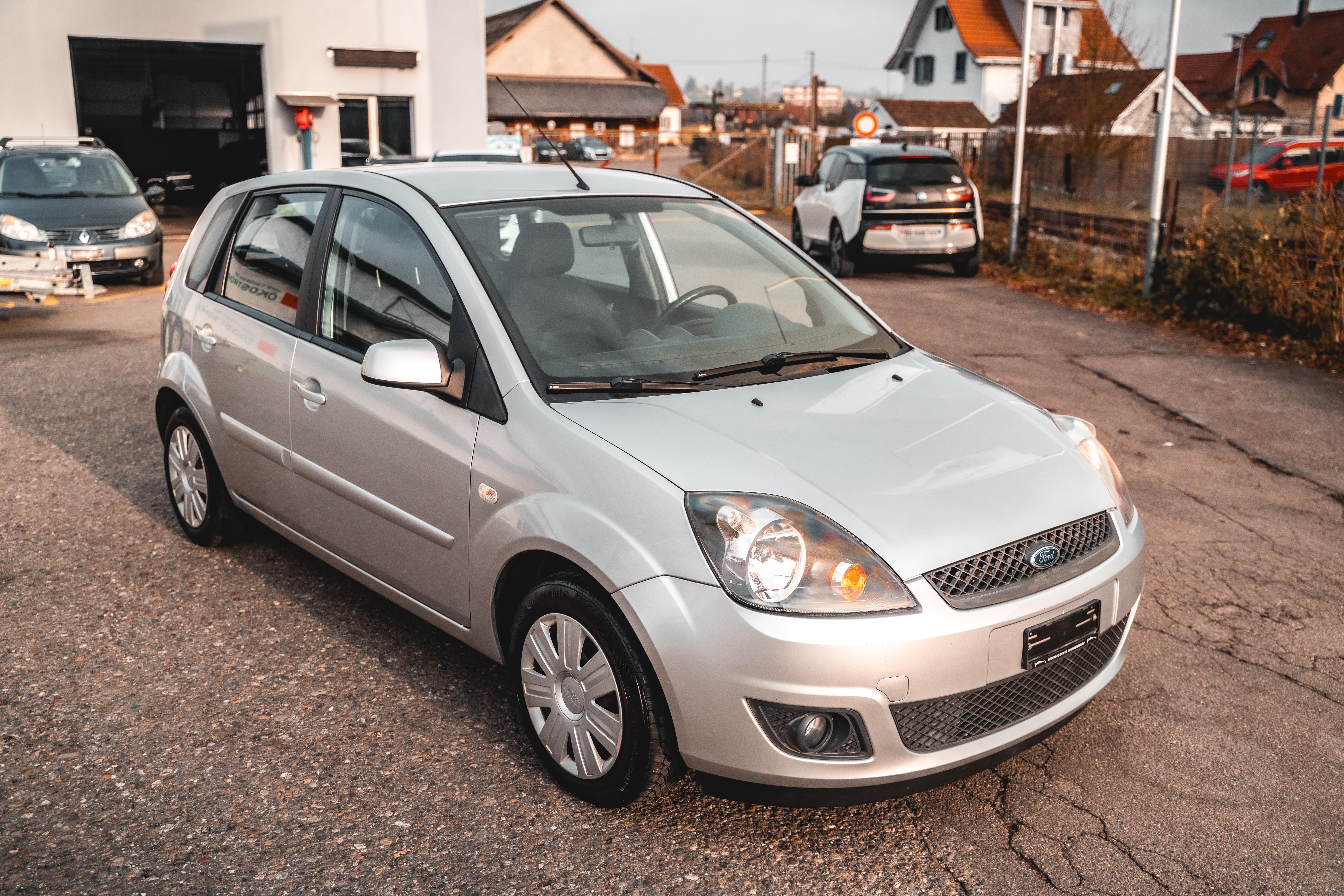 FORD Fiesta 1.6 16V Trend *** Neu Zahnriemen + Wasserpumpe + Bremsflüssigkeit ***