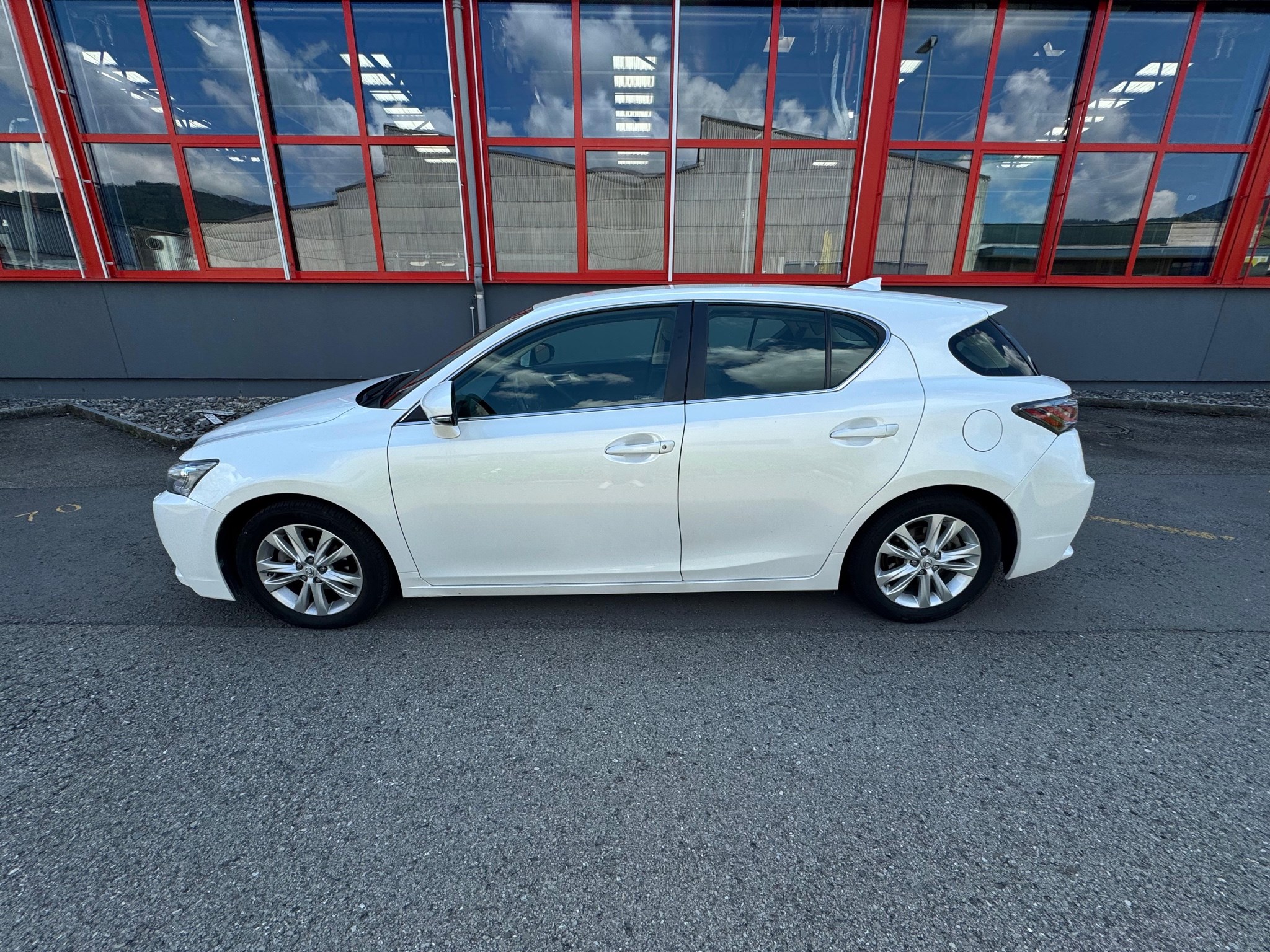 LEXUS CT 200h 1.8 comfort CVT CH-Fahrzeug mit voller Ausstattung. Sehr gepflegtes Fahrzeug.