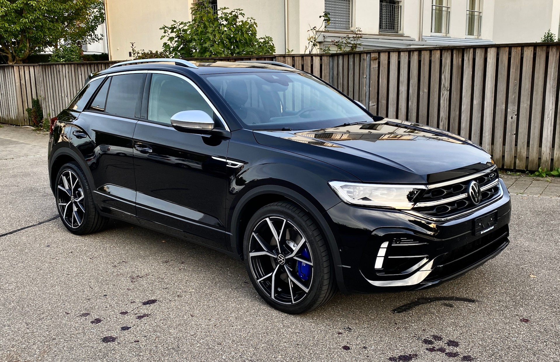 VW T-ROC 2.0 TSI R DSG 4MOTION*5 JAHRE HERSTELLERGARANTIE*EL. PANORAMA-GLASSCHIEBEDACH*AHK*AKRAPOVIC*