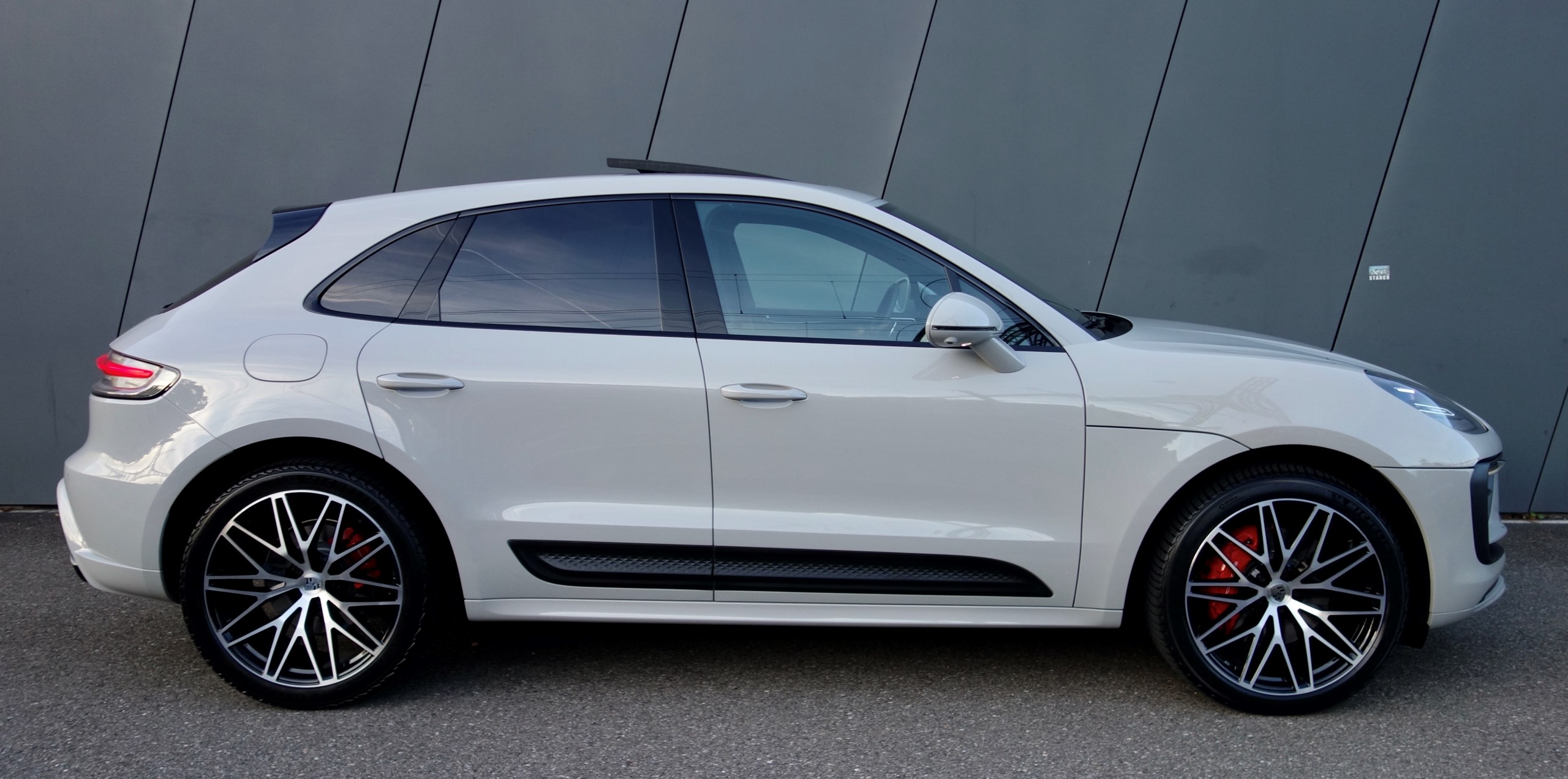 PORSCHE Macan S PDK / Neues Modell / Luftfederung / Chrono / 8-fach bereift / Panoramadach / Apple Car Play