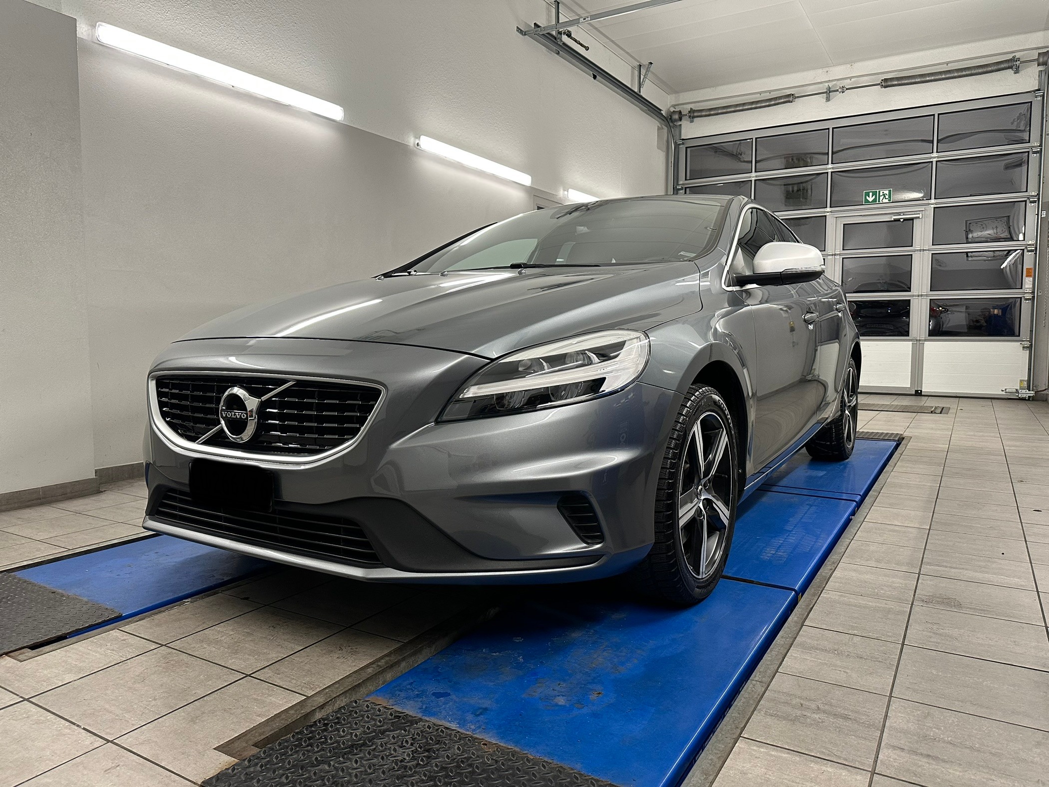 VOLVO V40 D3 R-Design